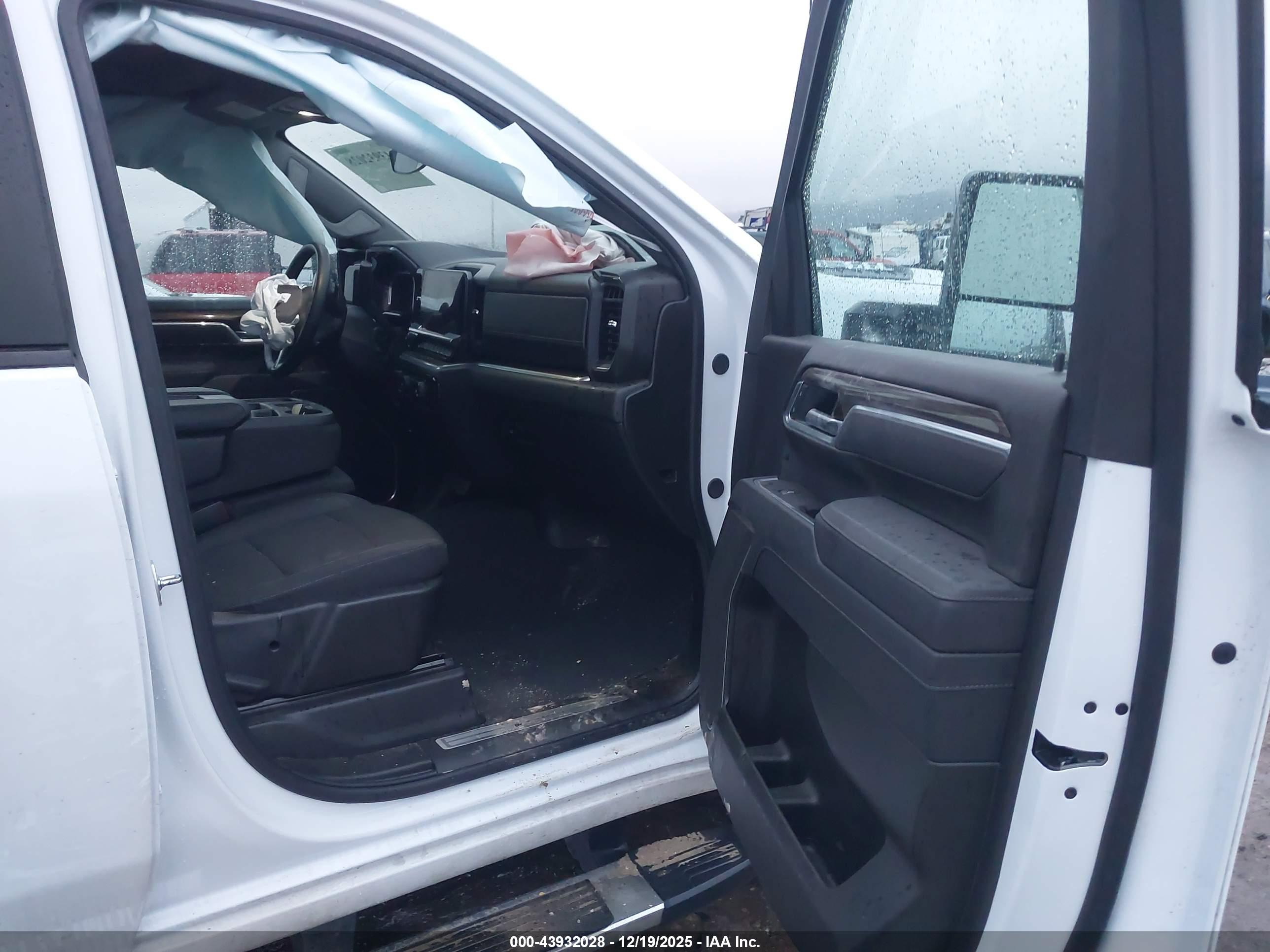 CHEVROLET SILVERADO image 5