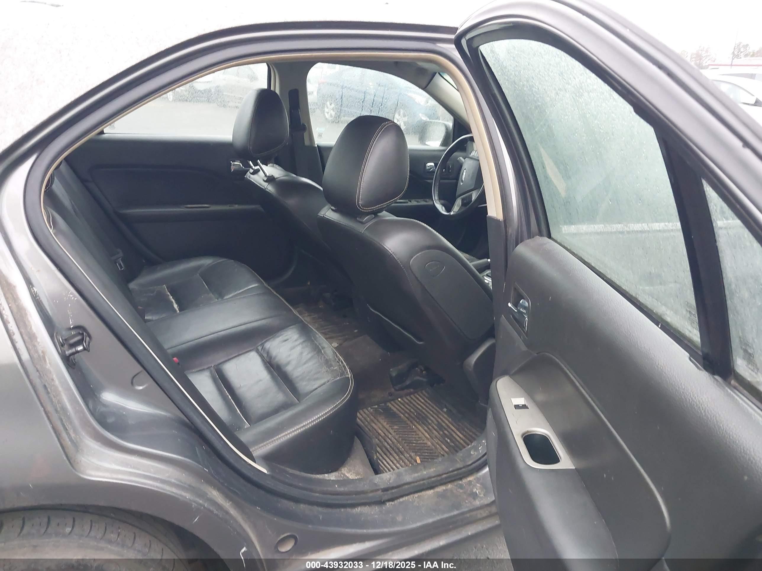 FORD FUSION image 8