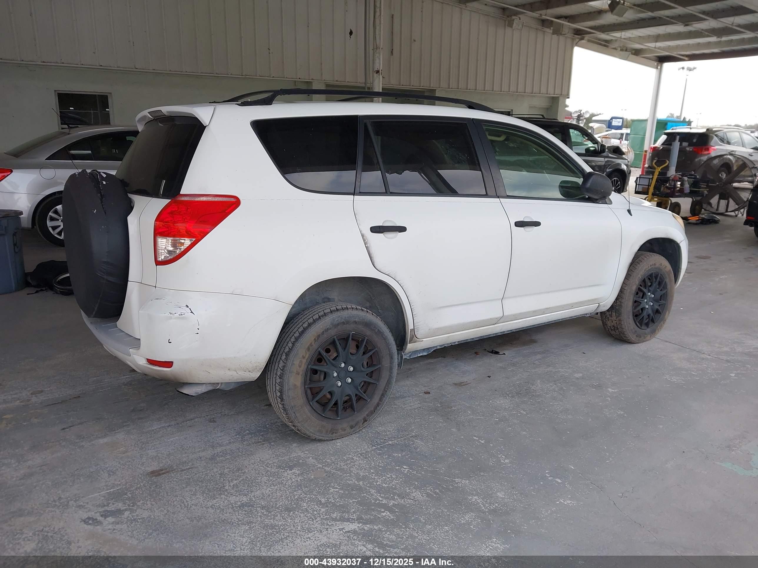 TOYOTA RAV4 image 4