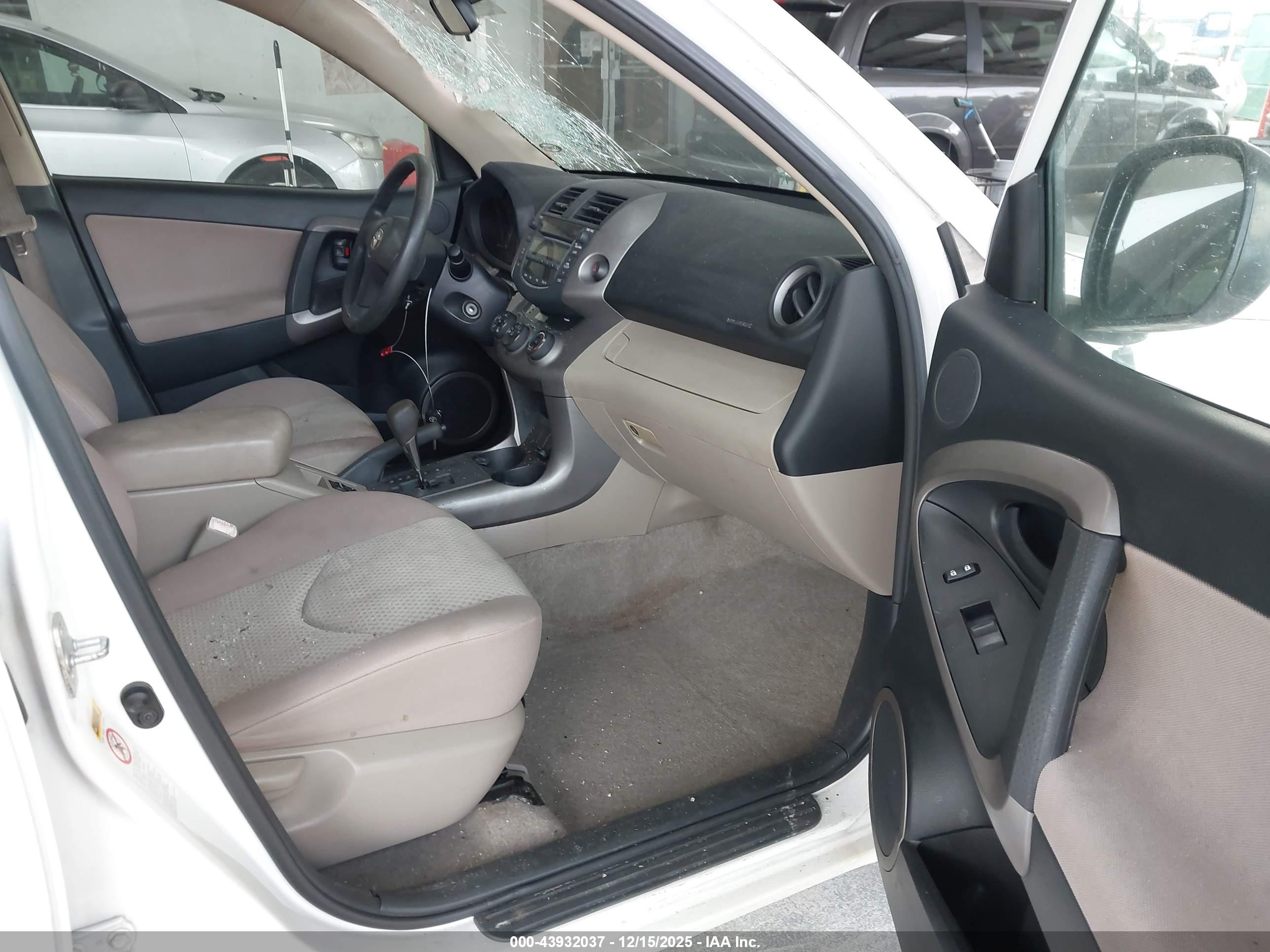 TOYOTA RAV4 image 5
