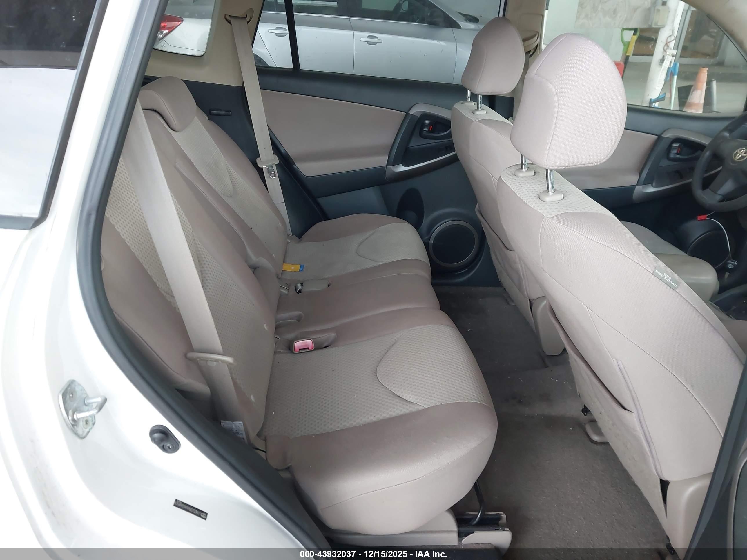 TOYOTA RAV4 image 8