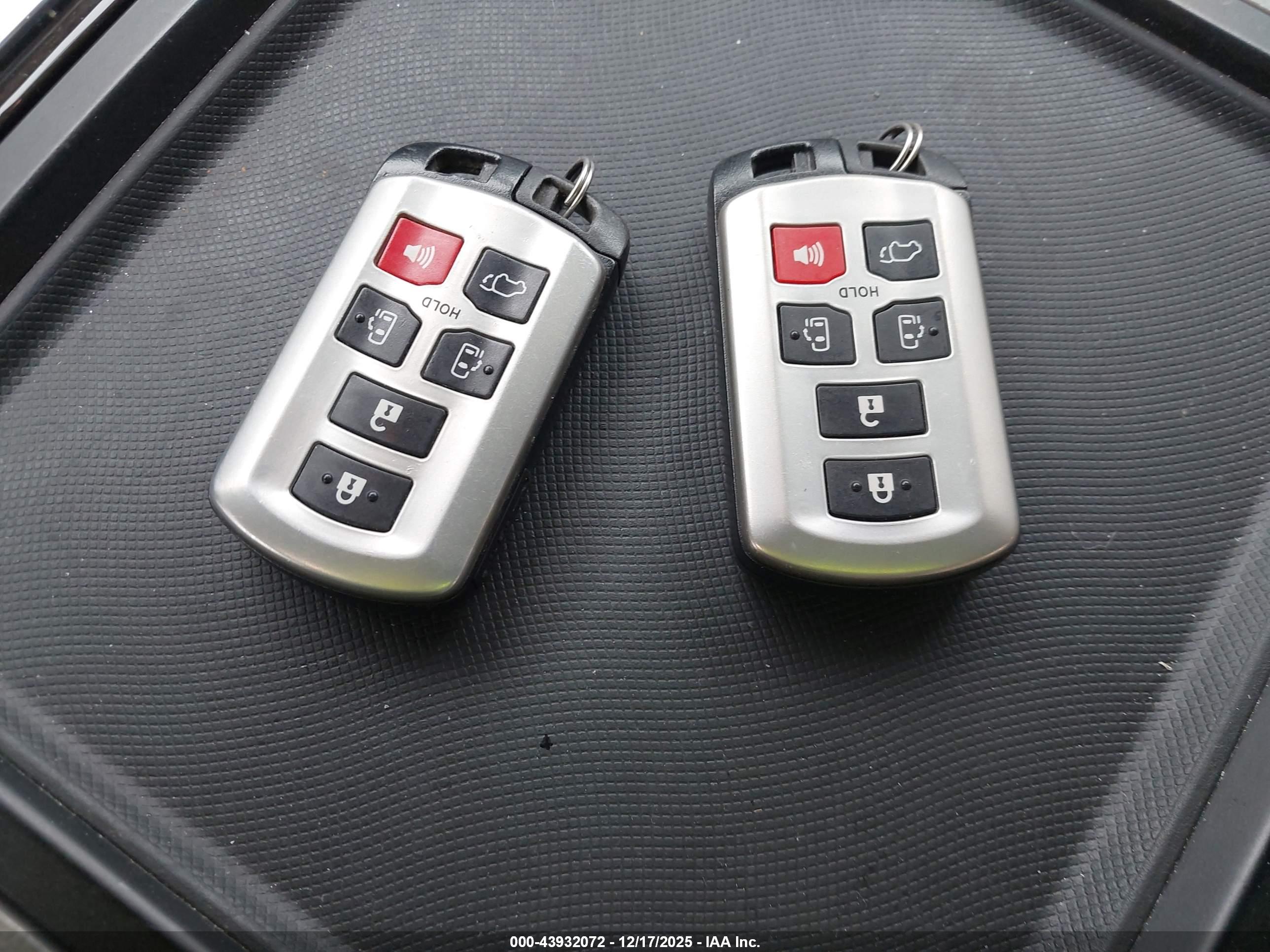 TOYOTA SIENNA image 11