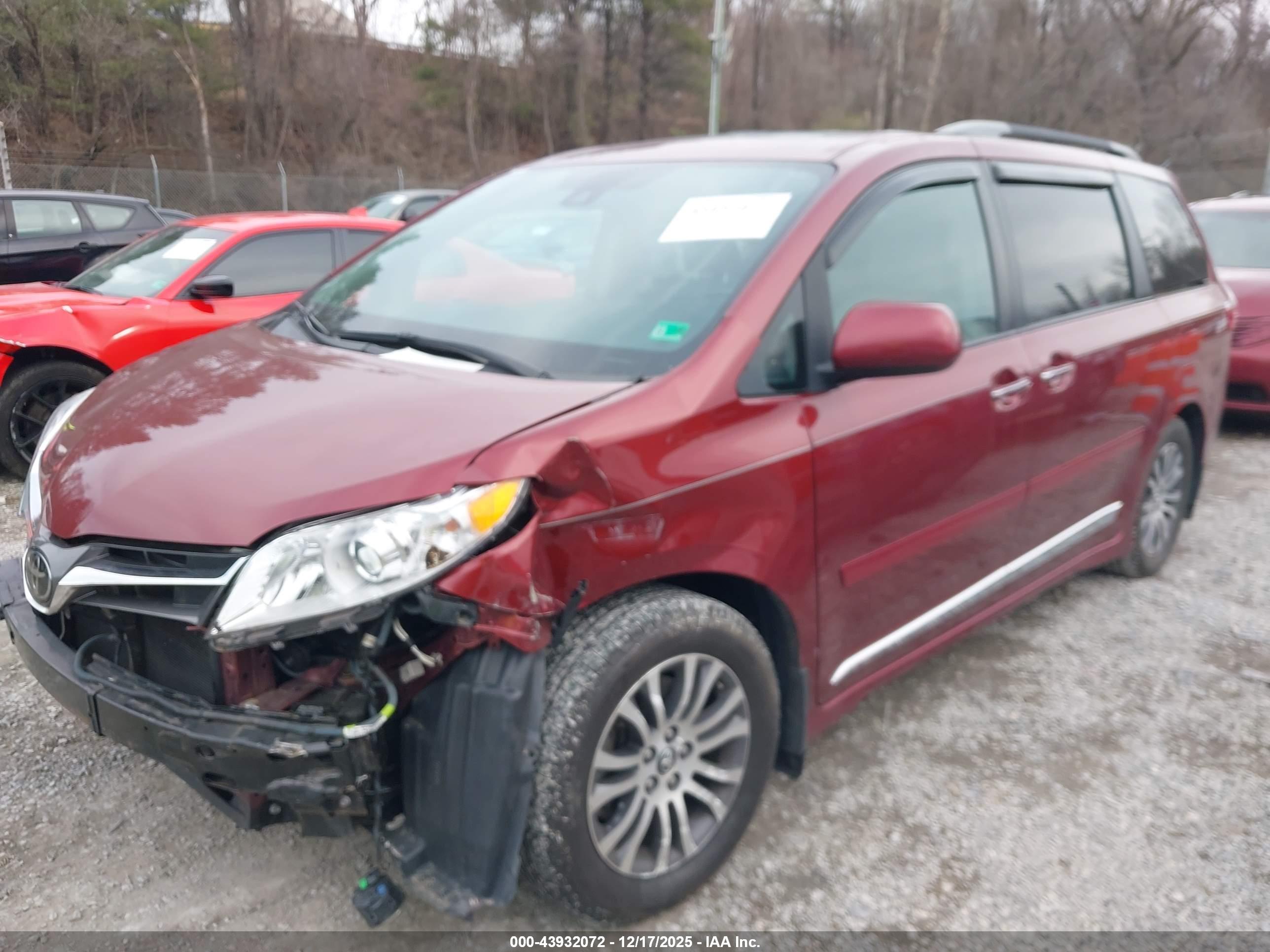 TOYOTA SIENNA image 2