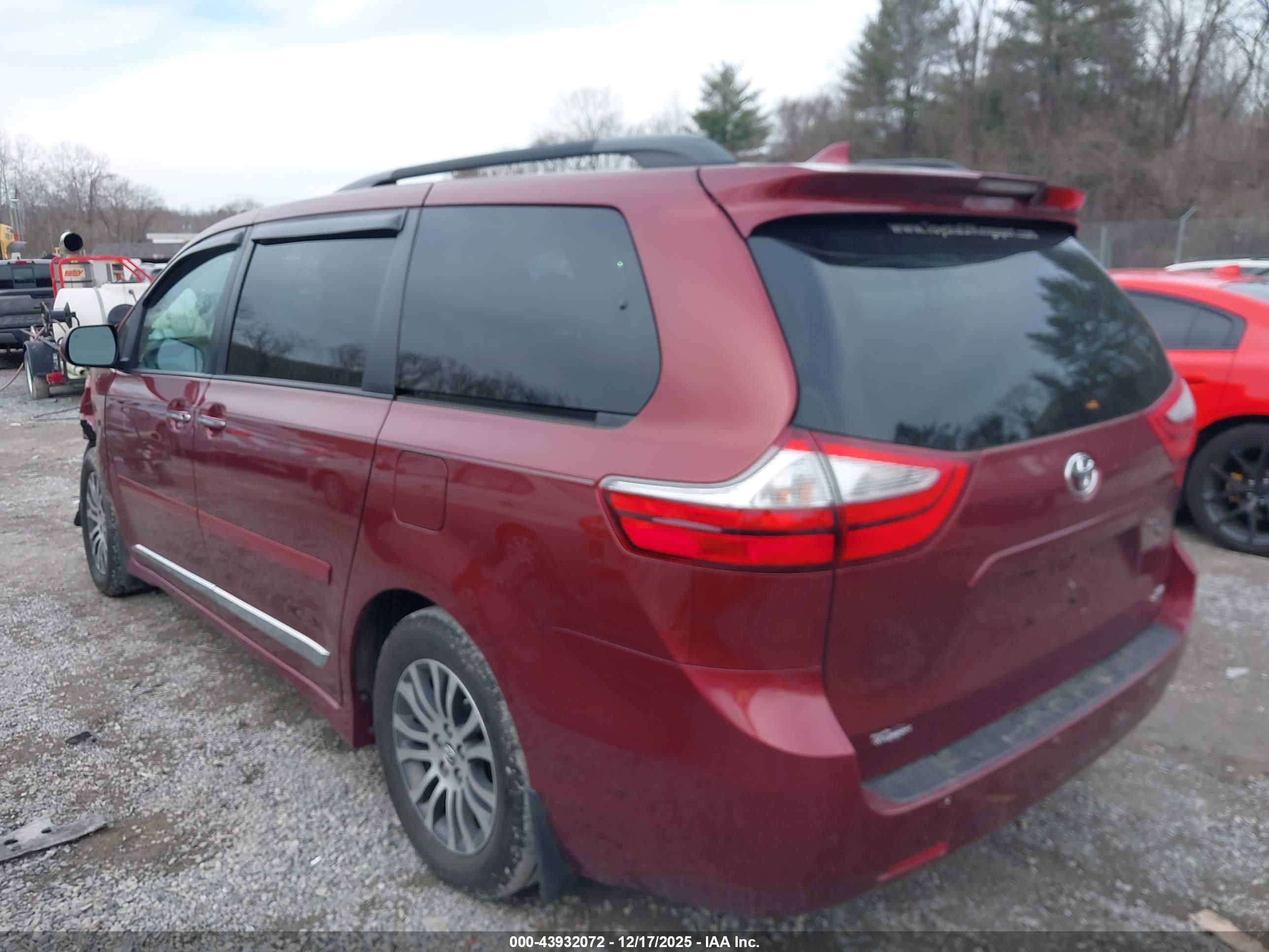 TOYOTA SIENNA image 3