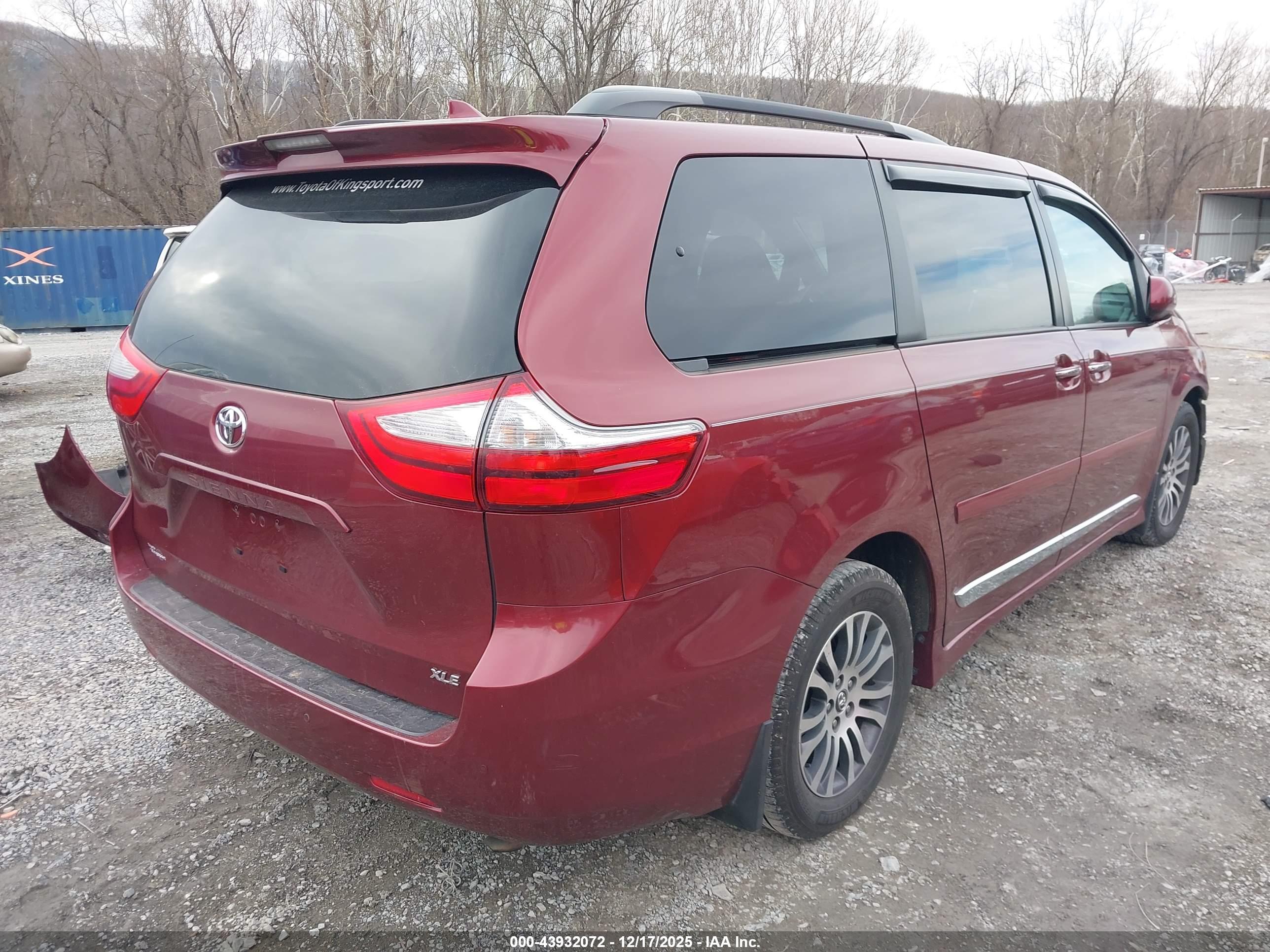 TOYOTA SIENNA image 4