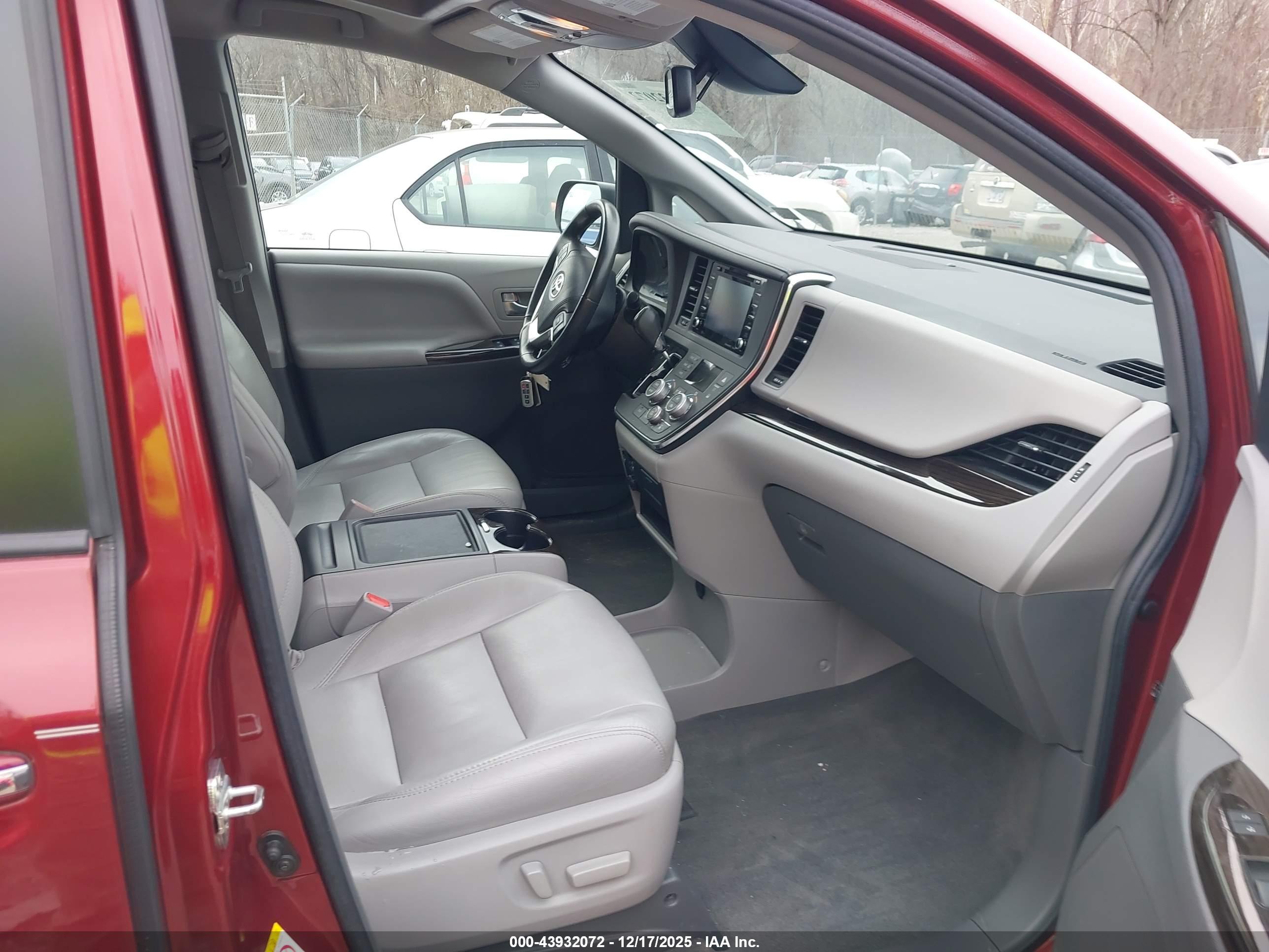 TOYOTA SIENNA image 5