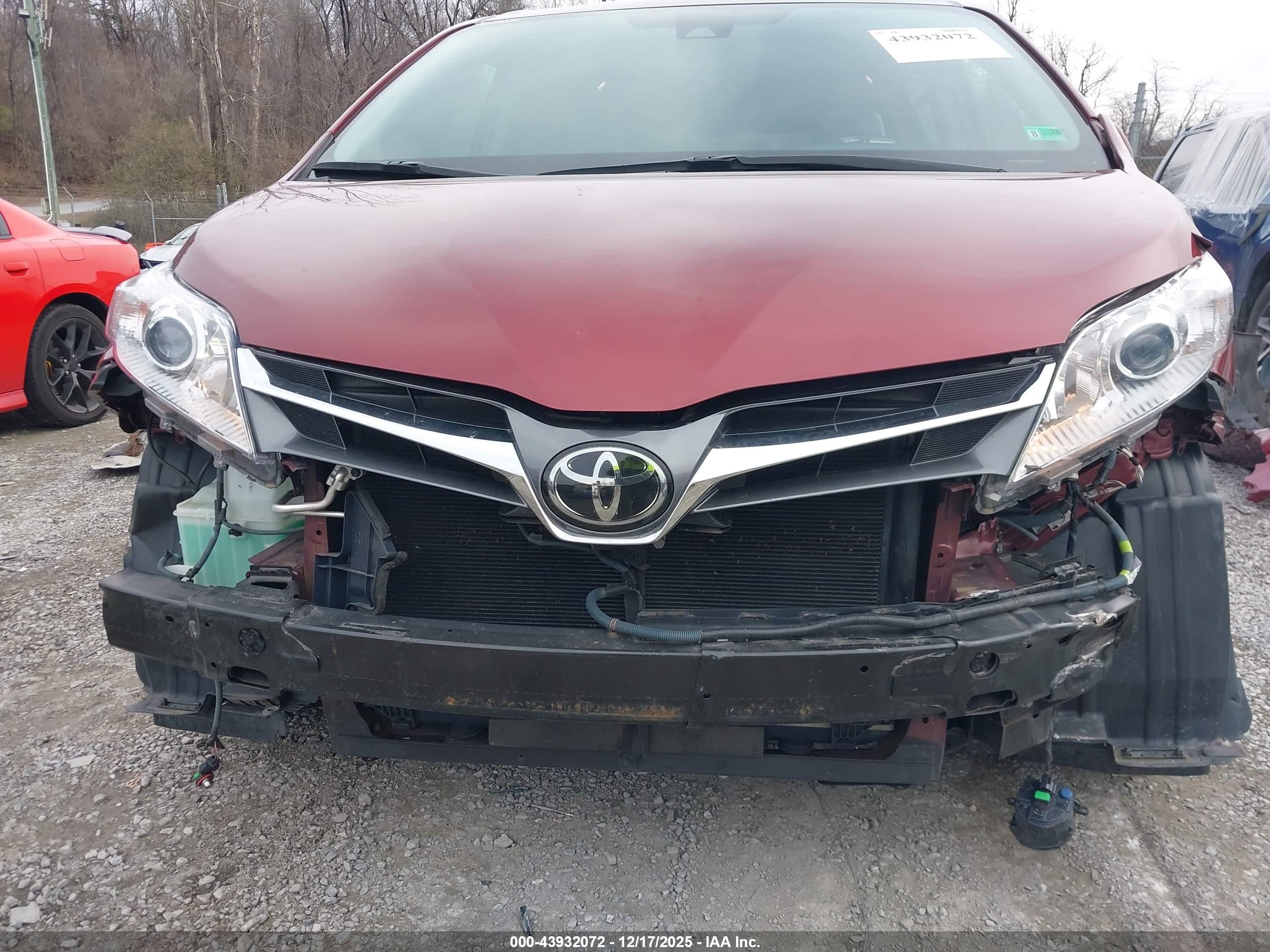 TOYOTA SIENNA image 6