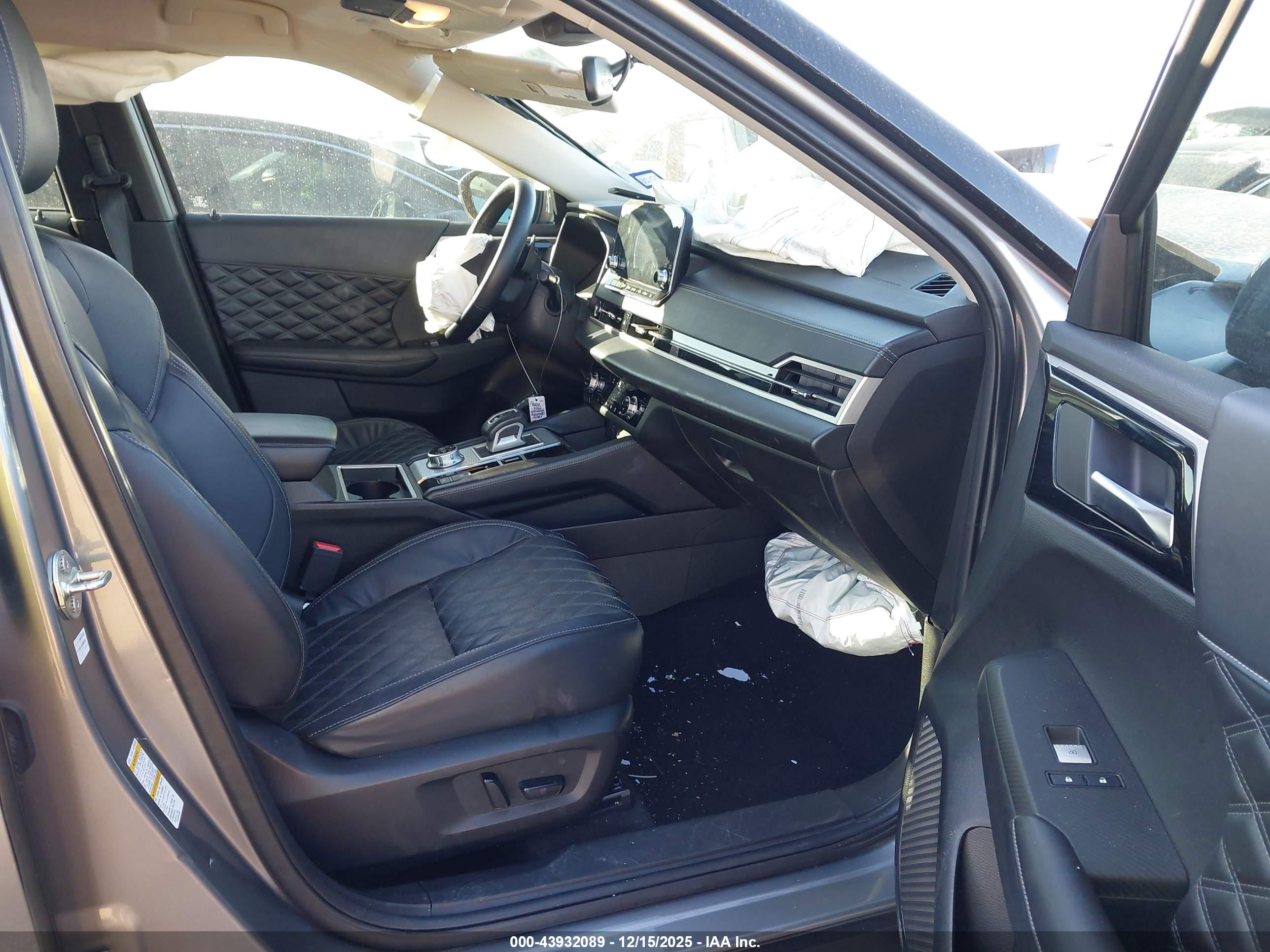 MITSUBISHI OUTLANDER image 5