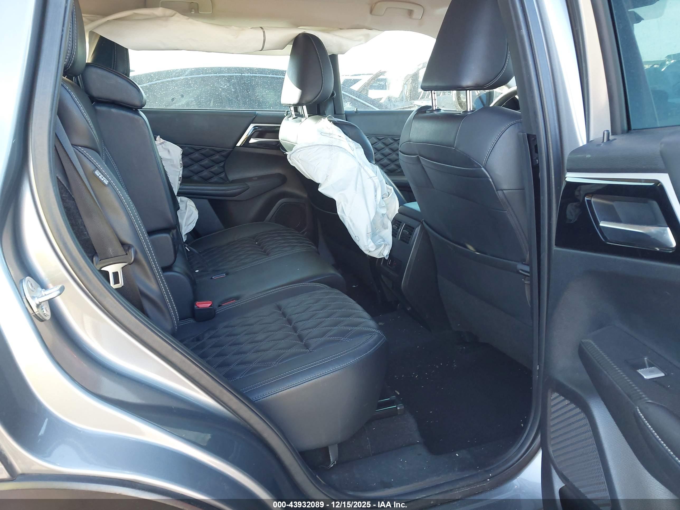 MITSUBISHI OUTLANDER image 8