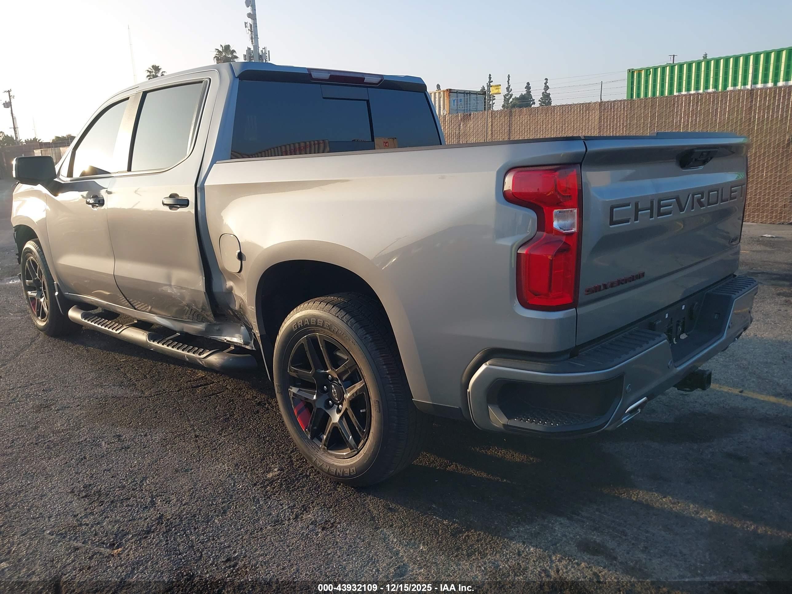 CHEVROLET SILVERADO image 3