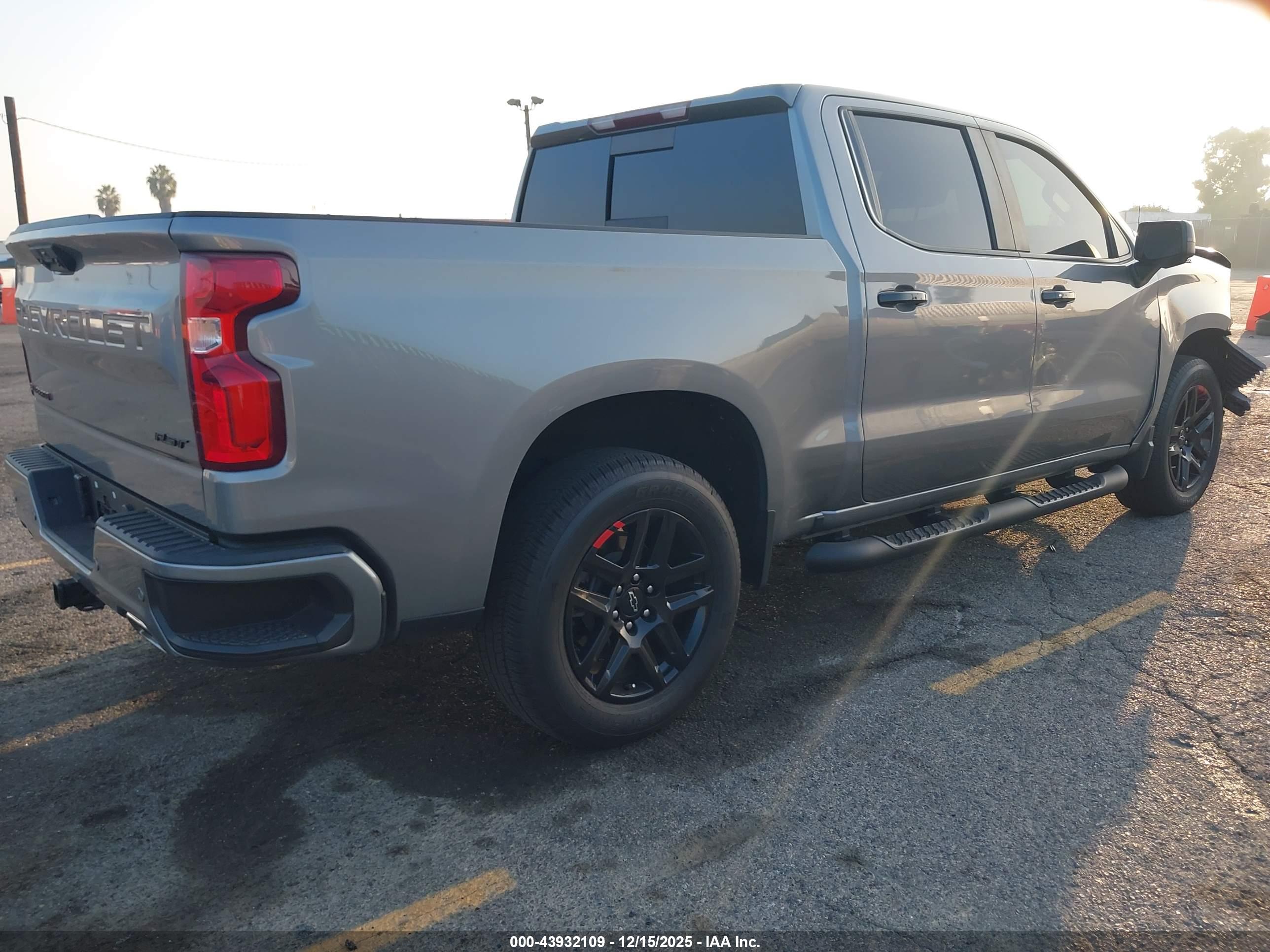 CHEVROLET SILVERADO image 4