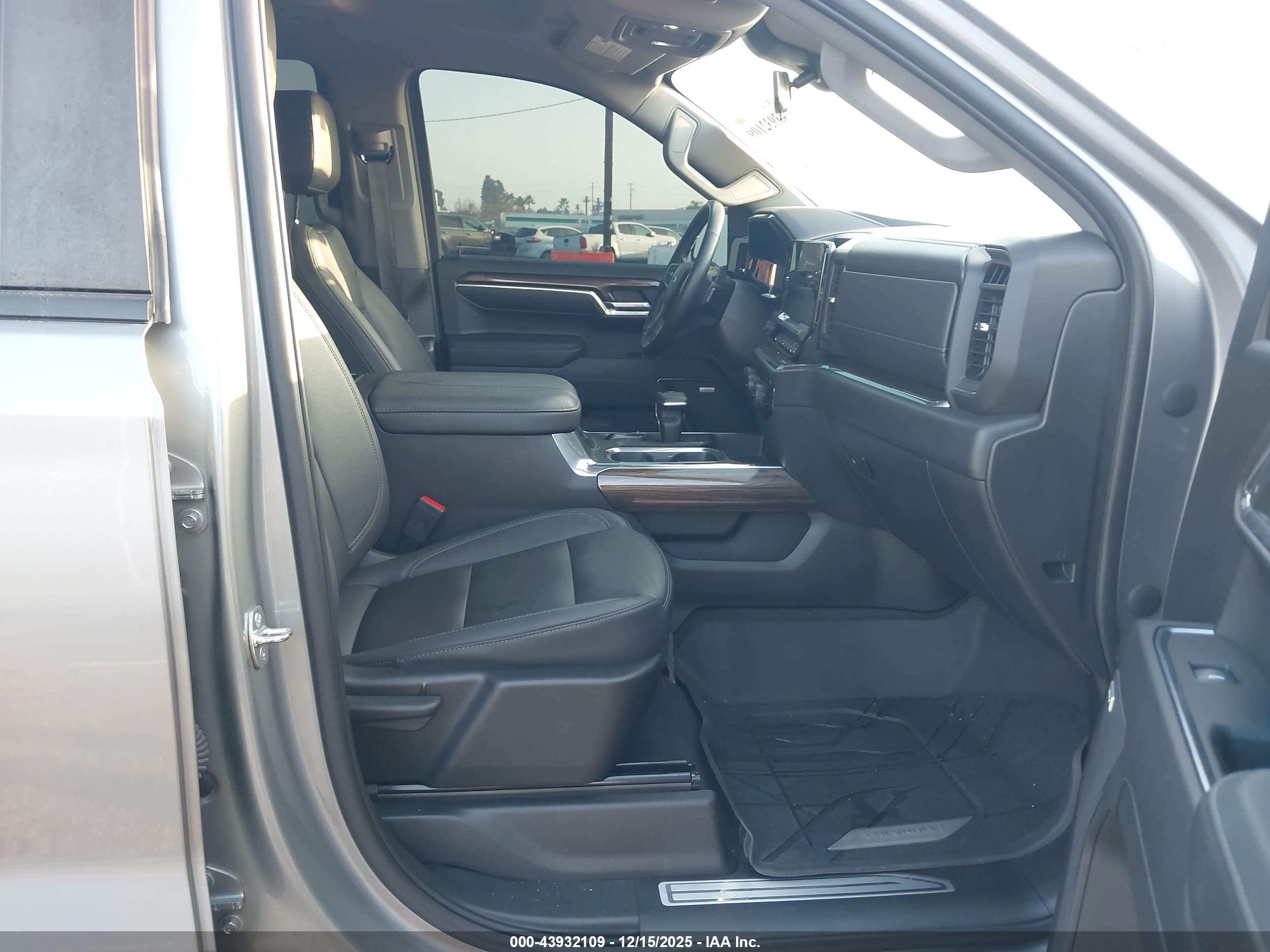 CHEVROLET SILVERADO image 5