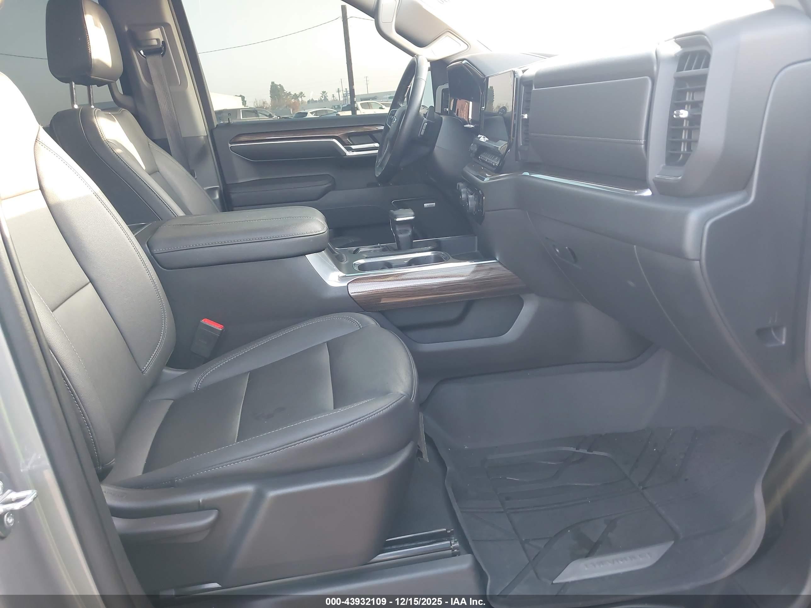 CHEVROLET SILVERADO image 8