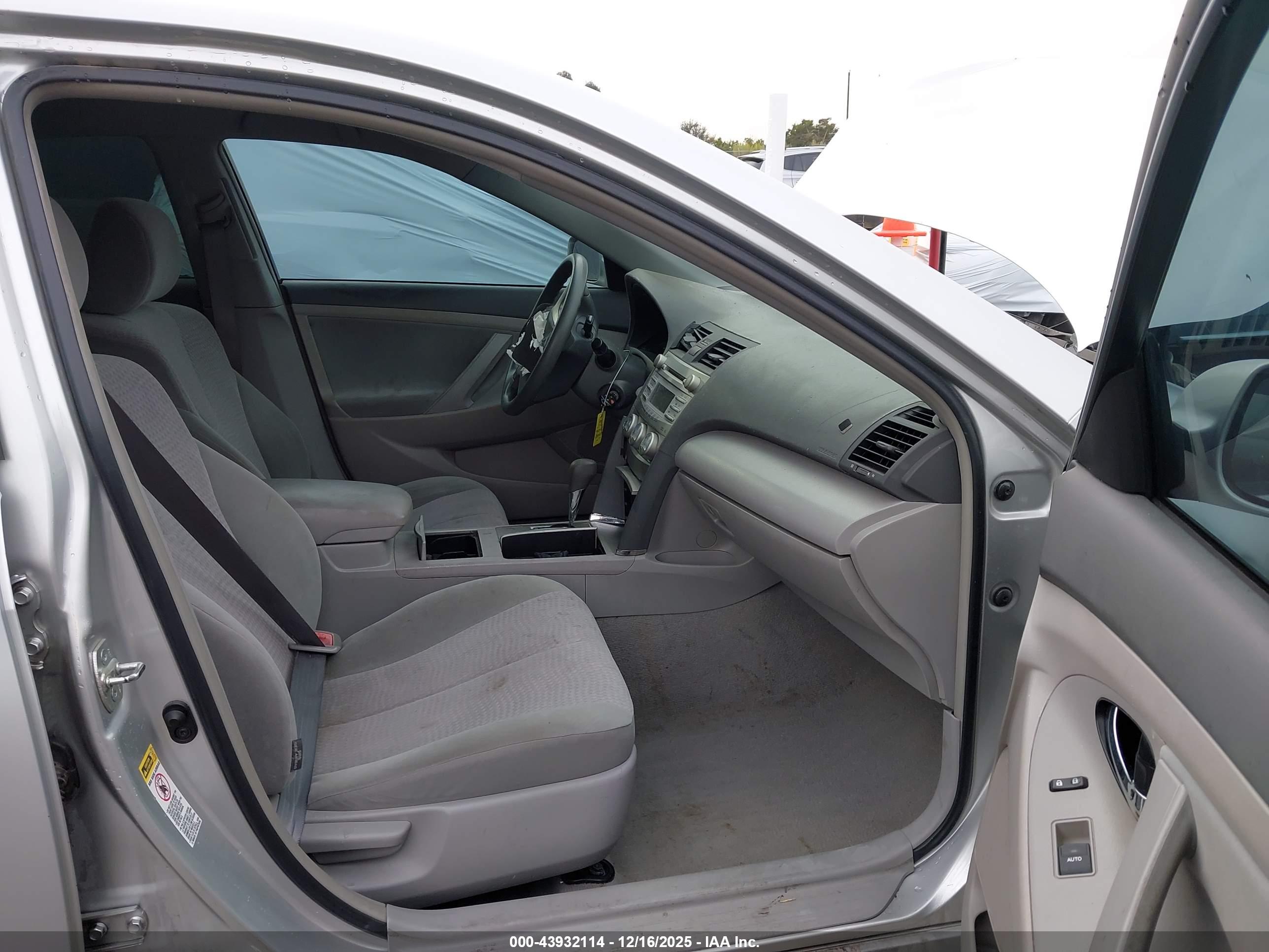 TOYOTA CAMRY image 5