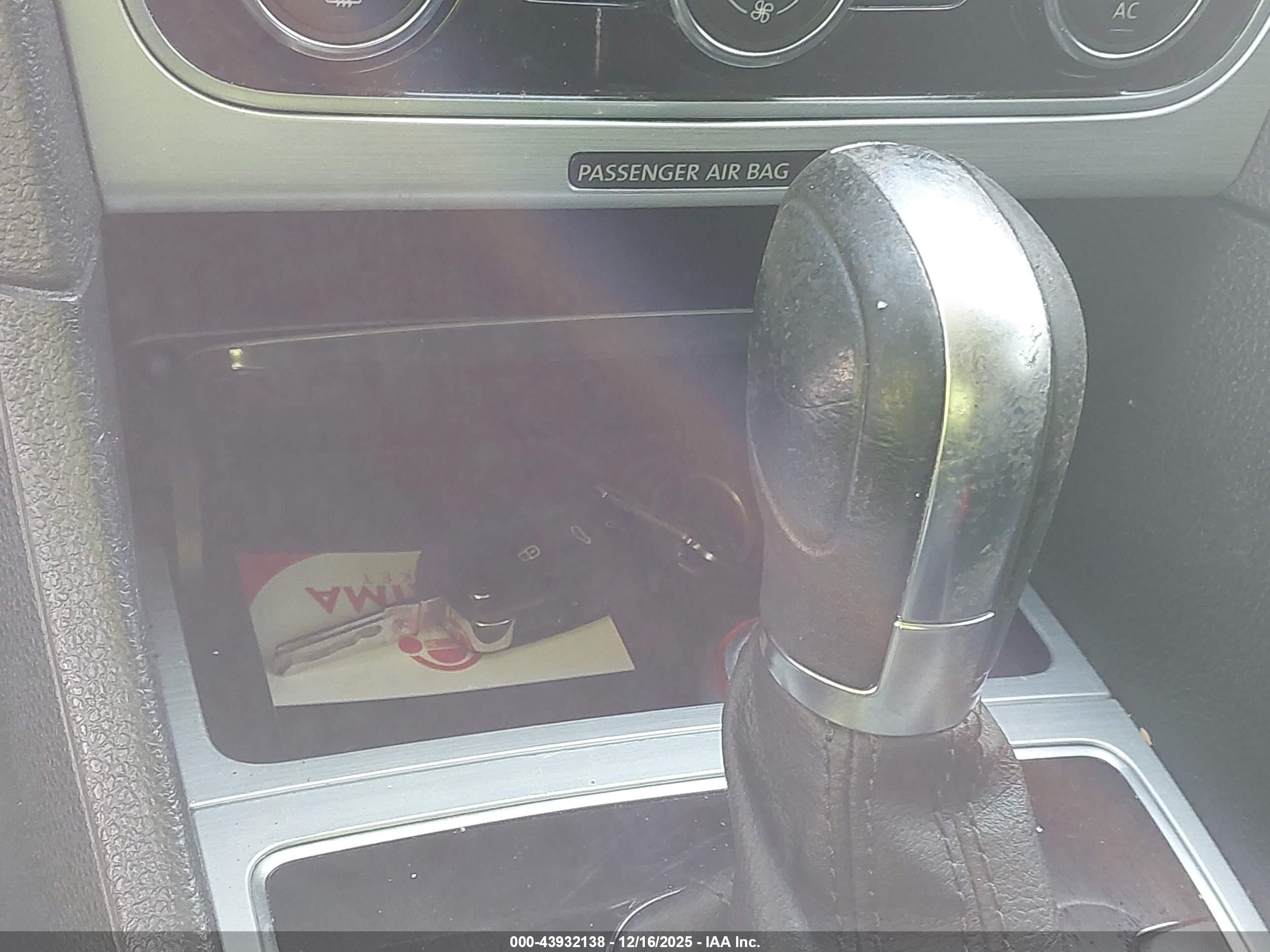 VOLKSWAGEN PASSAT image 11