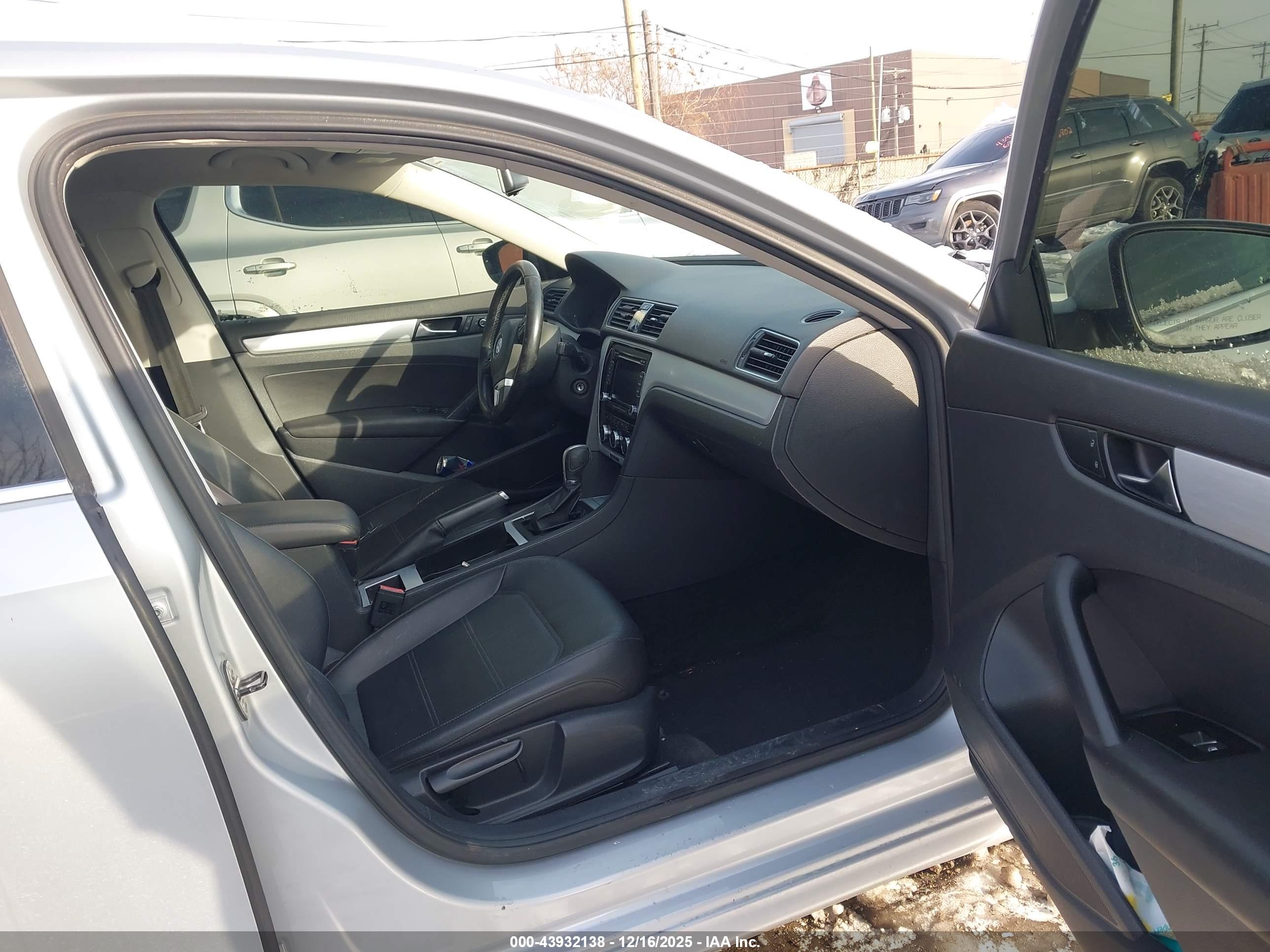 VOLKSWAGEN PASSAT image 5