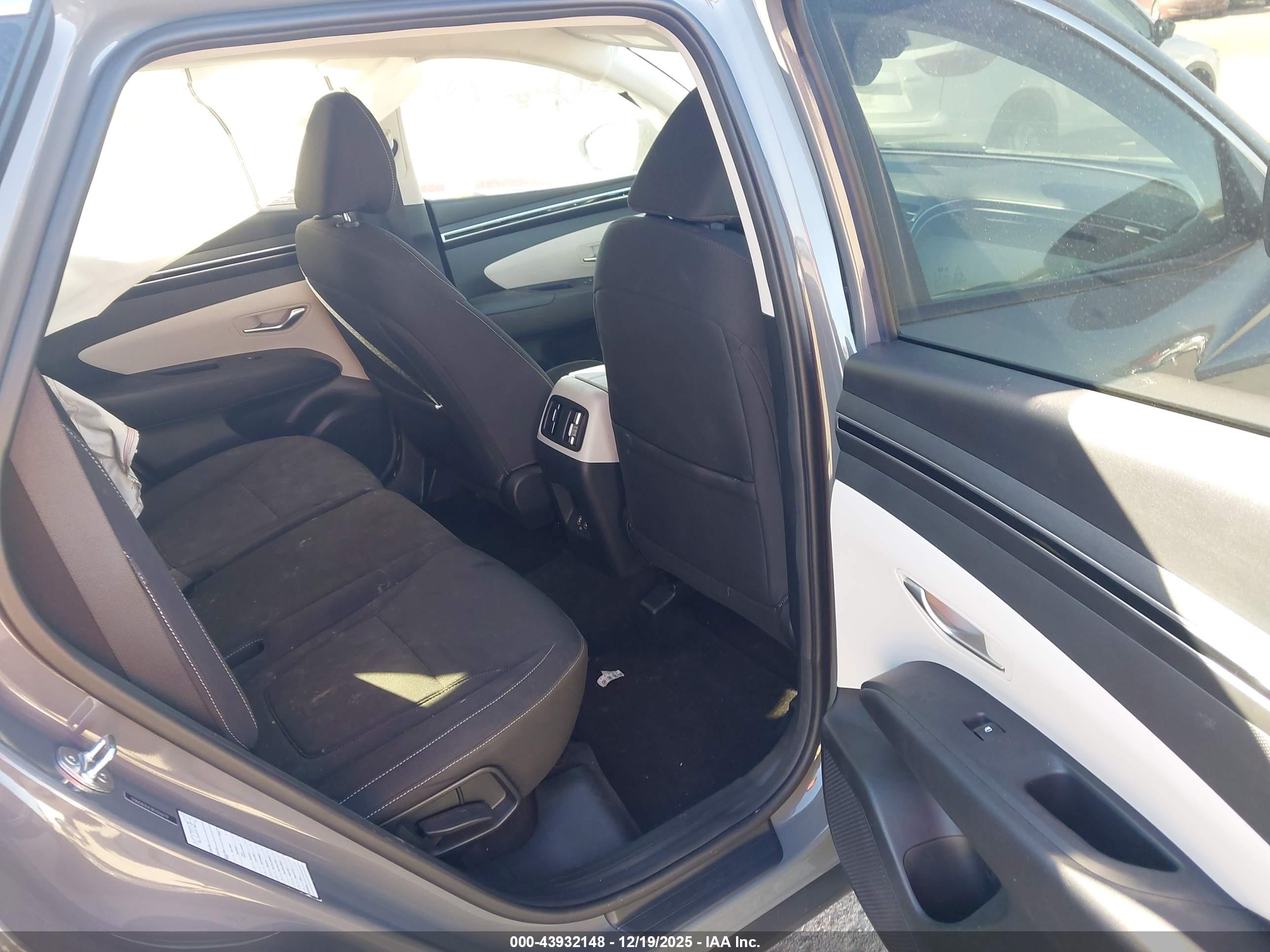 HYUNDAI TUCSON image 8