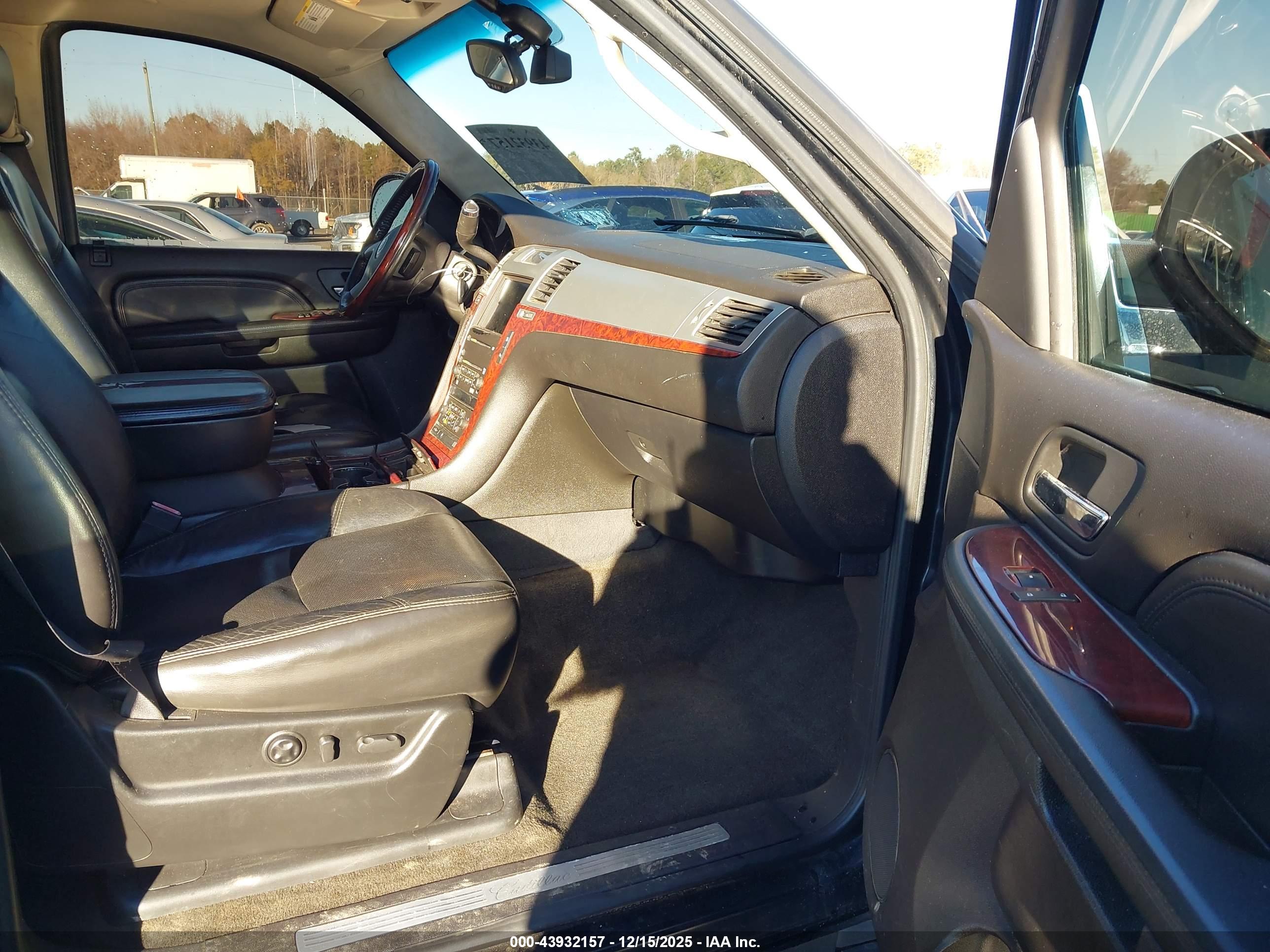 CADILLAC ESCALADE image 5
