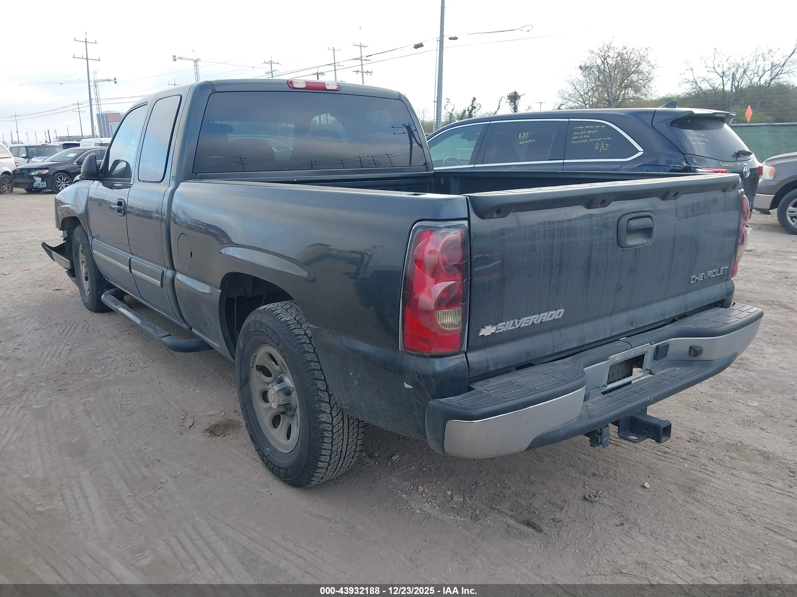 CHEVROLET SILVERADO image 3