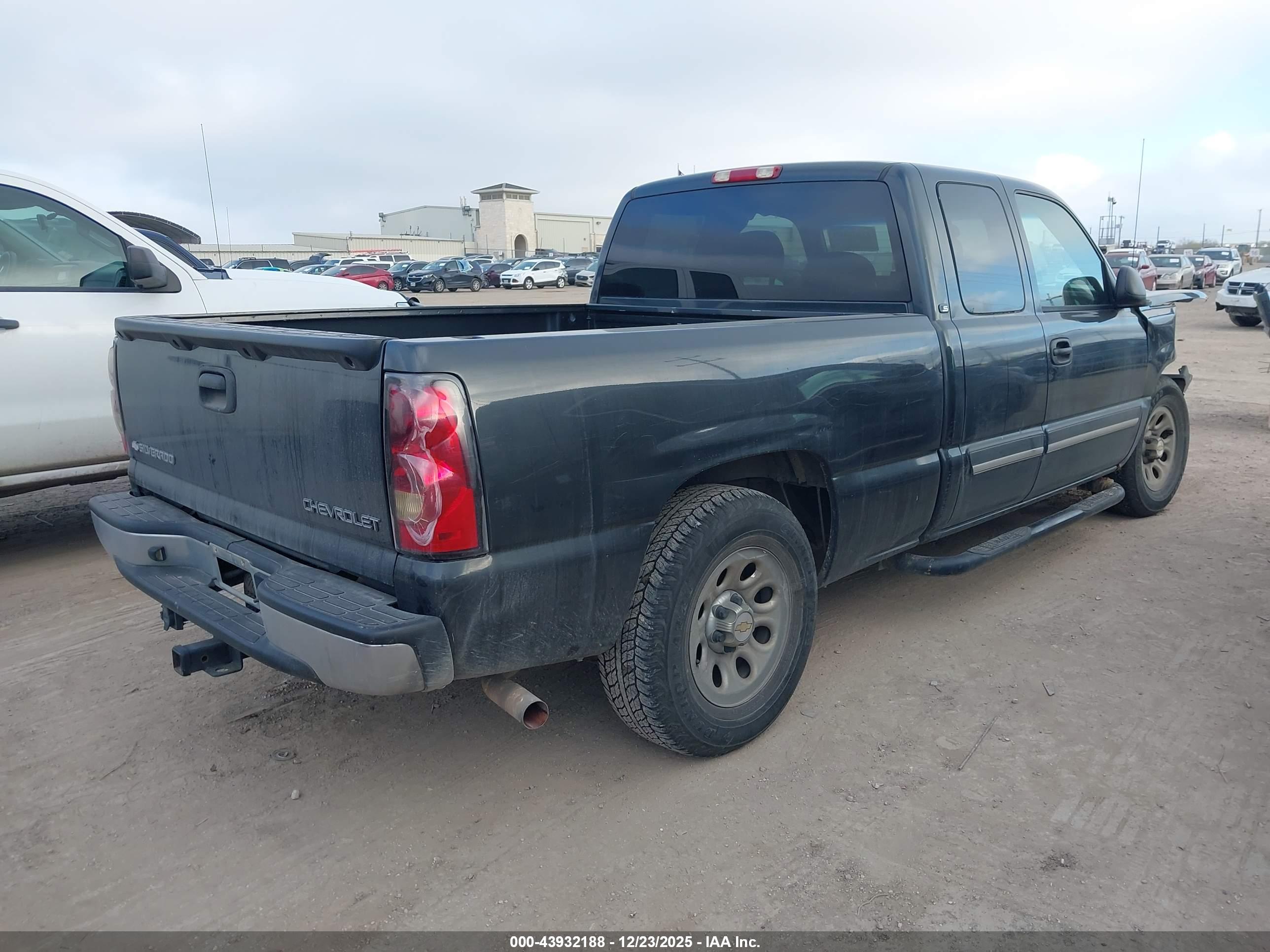 CHEVROLET SILVERADO image 4
