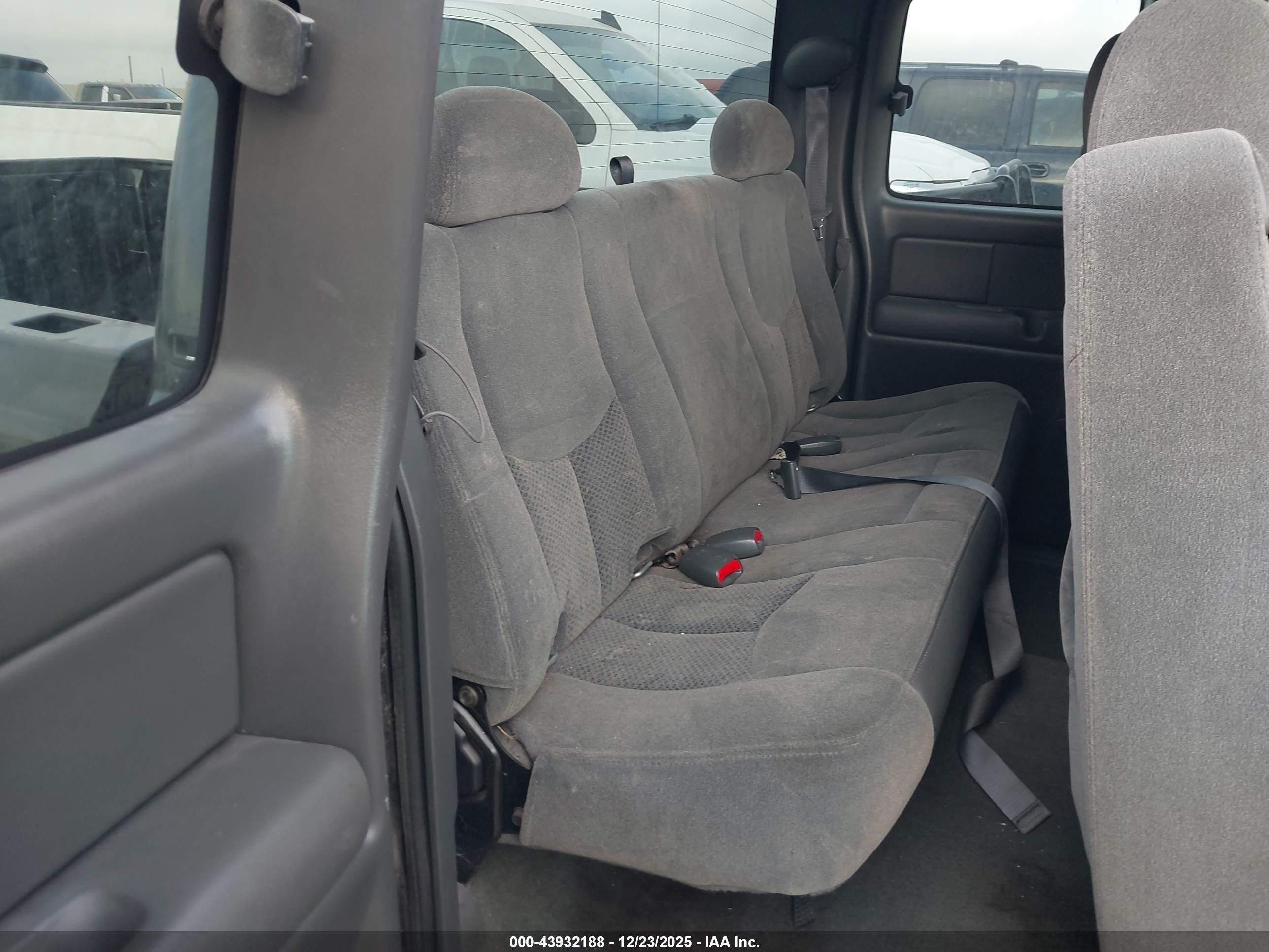 CHEVROLET SILVERADO image 8