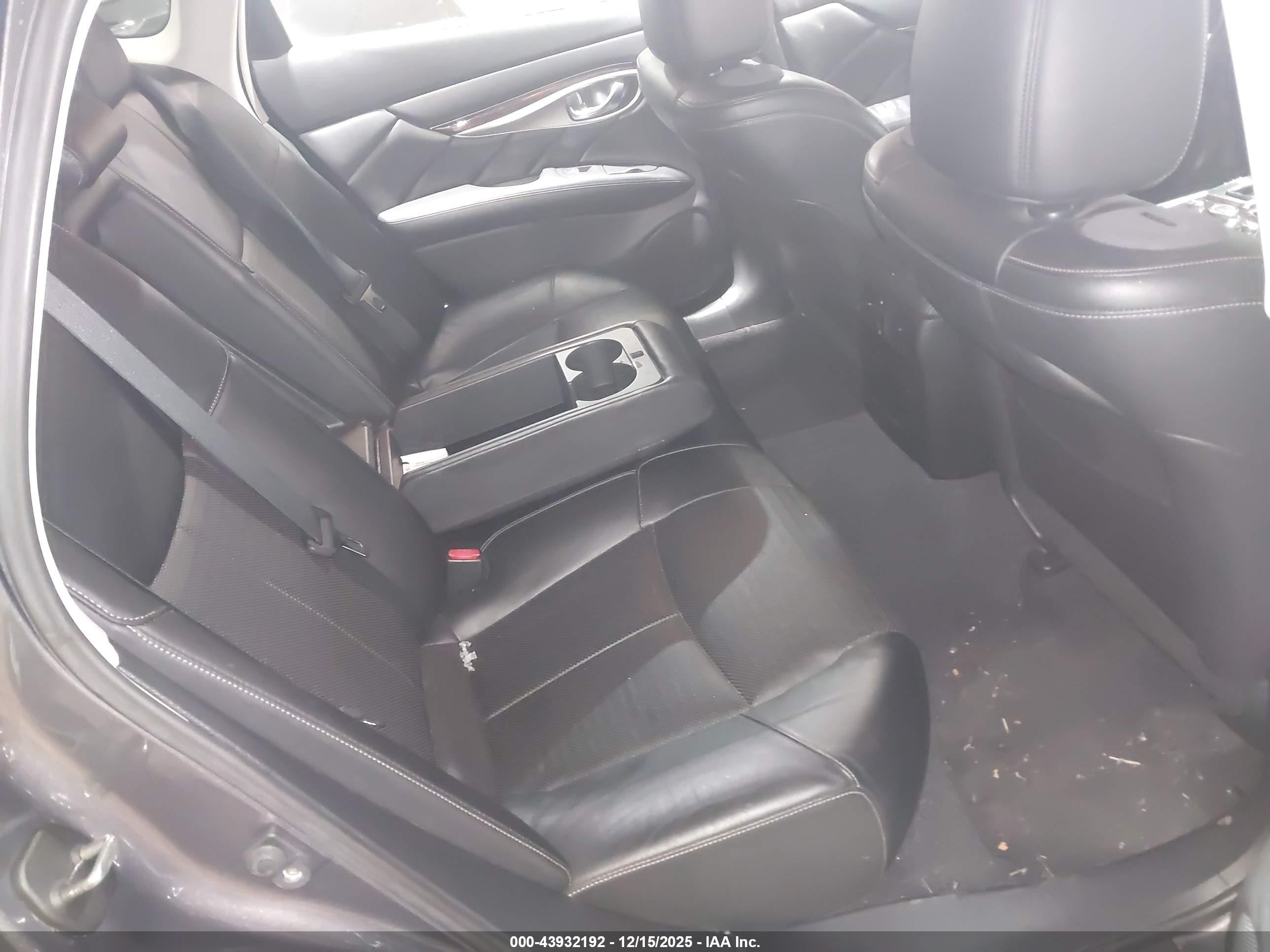 INFINITI M56 image 8