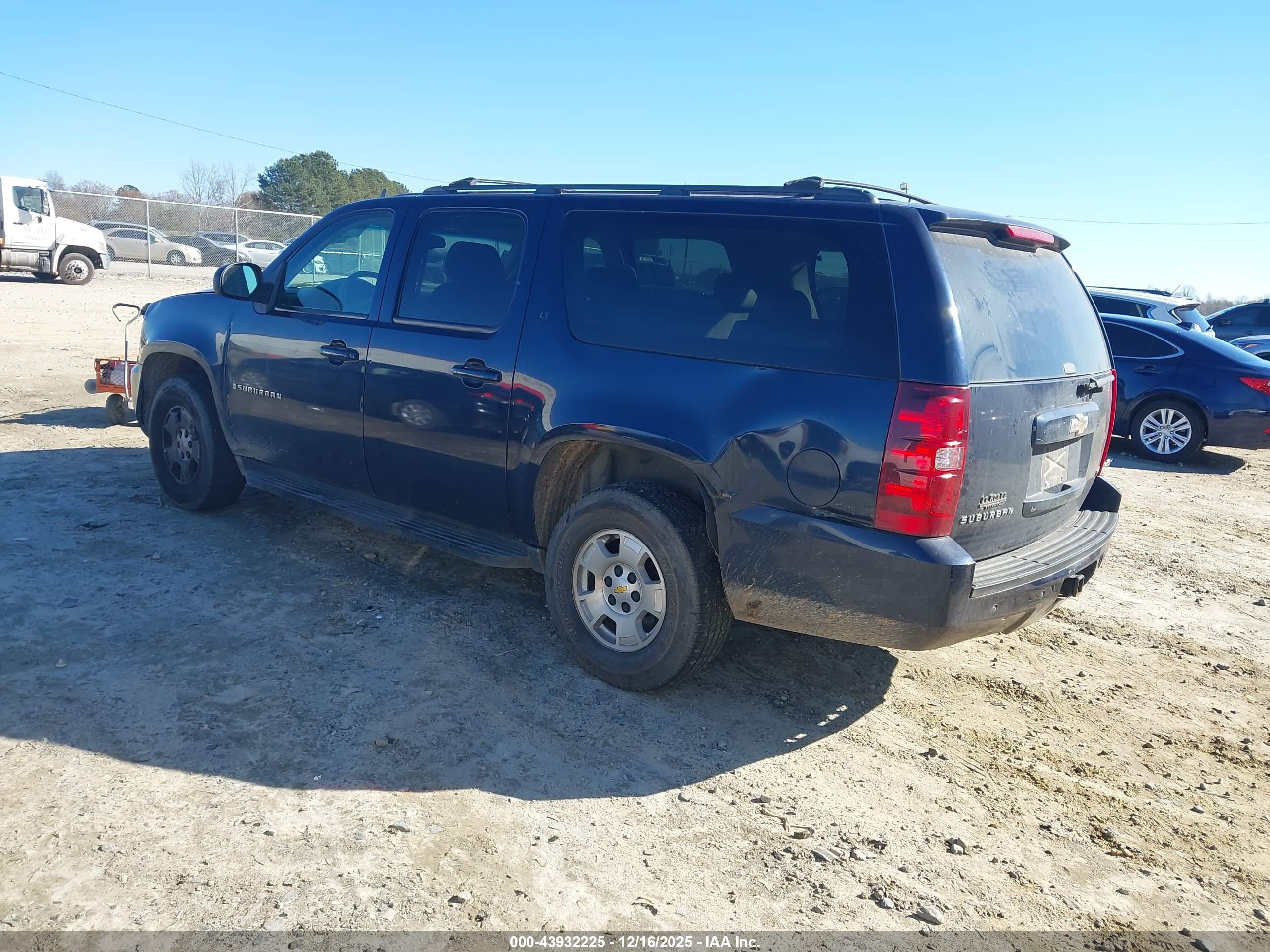 CHEVROLET SUBURBAN image 3