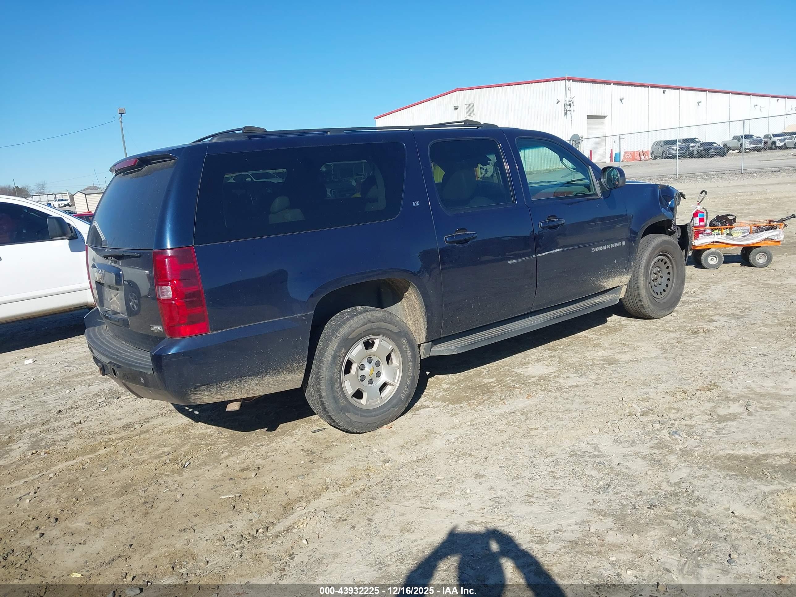CHEVROLET SUBURBAN image 4