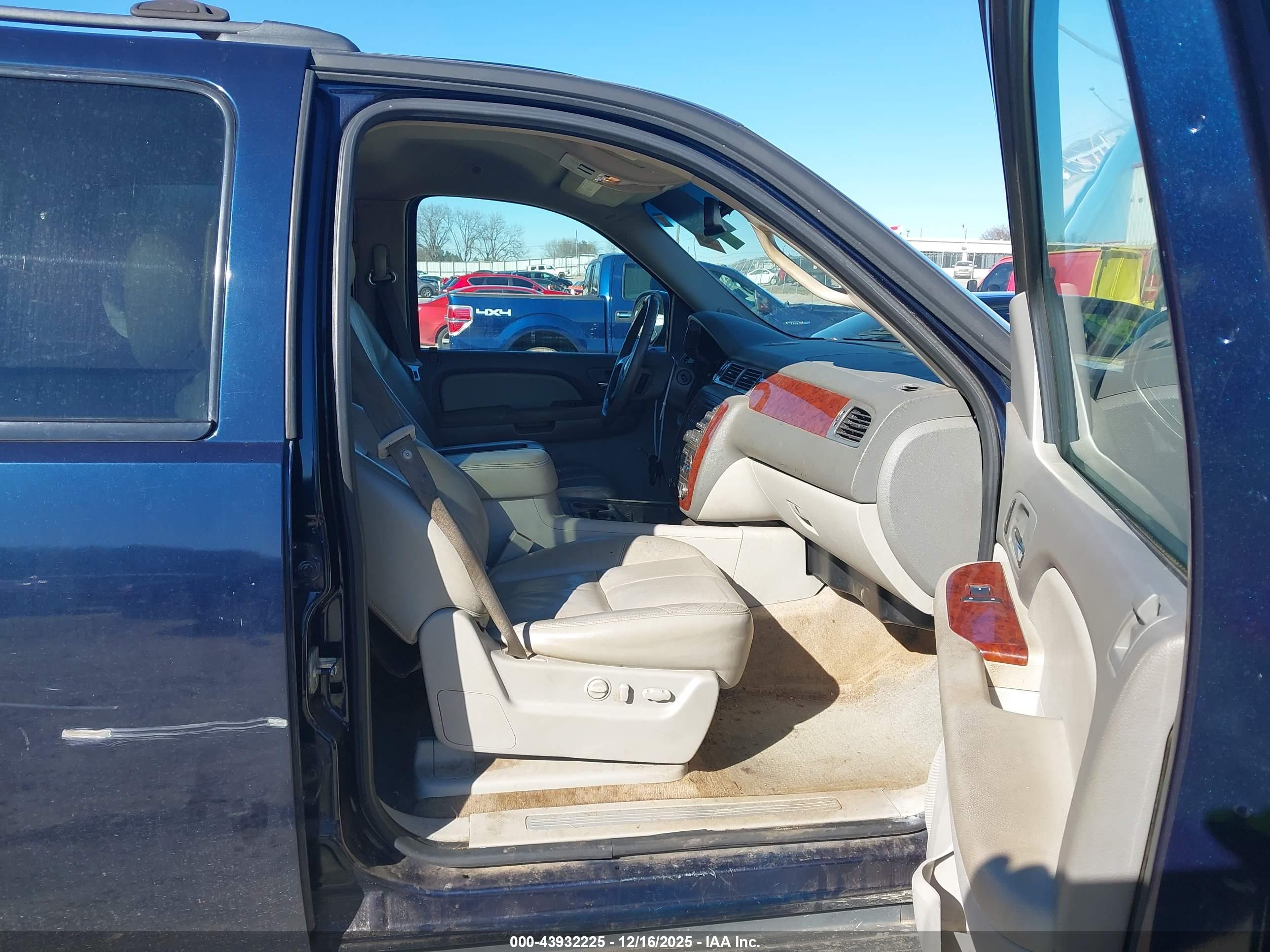 CHEVROLET SUBURBAN image 5