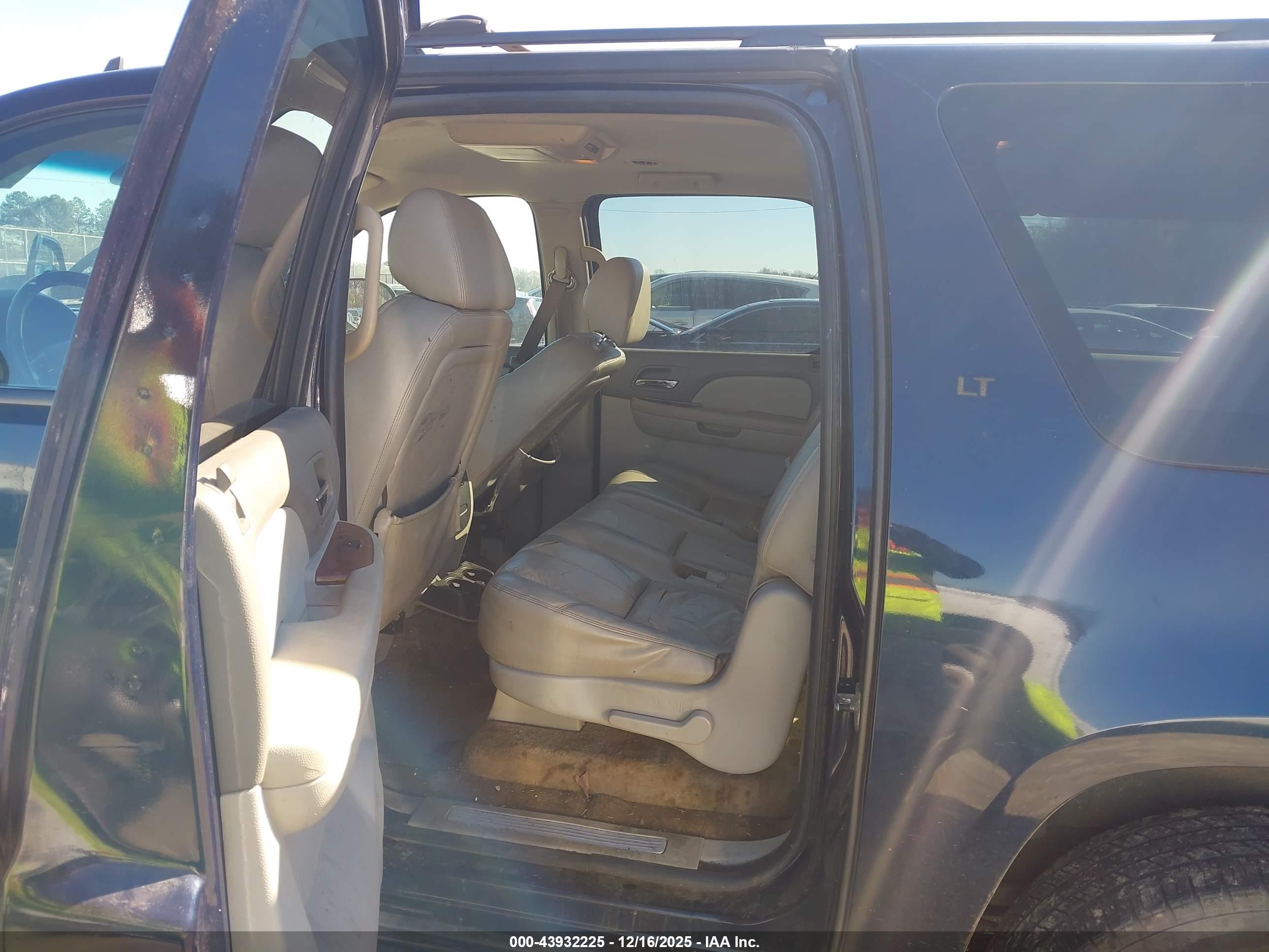 CHEVROLET SUBURBAN image 8