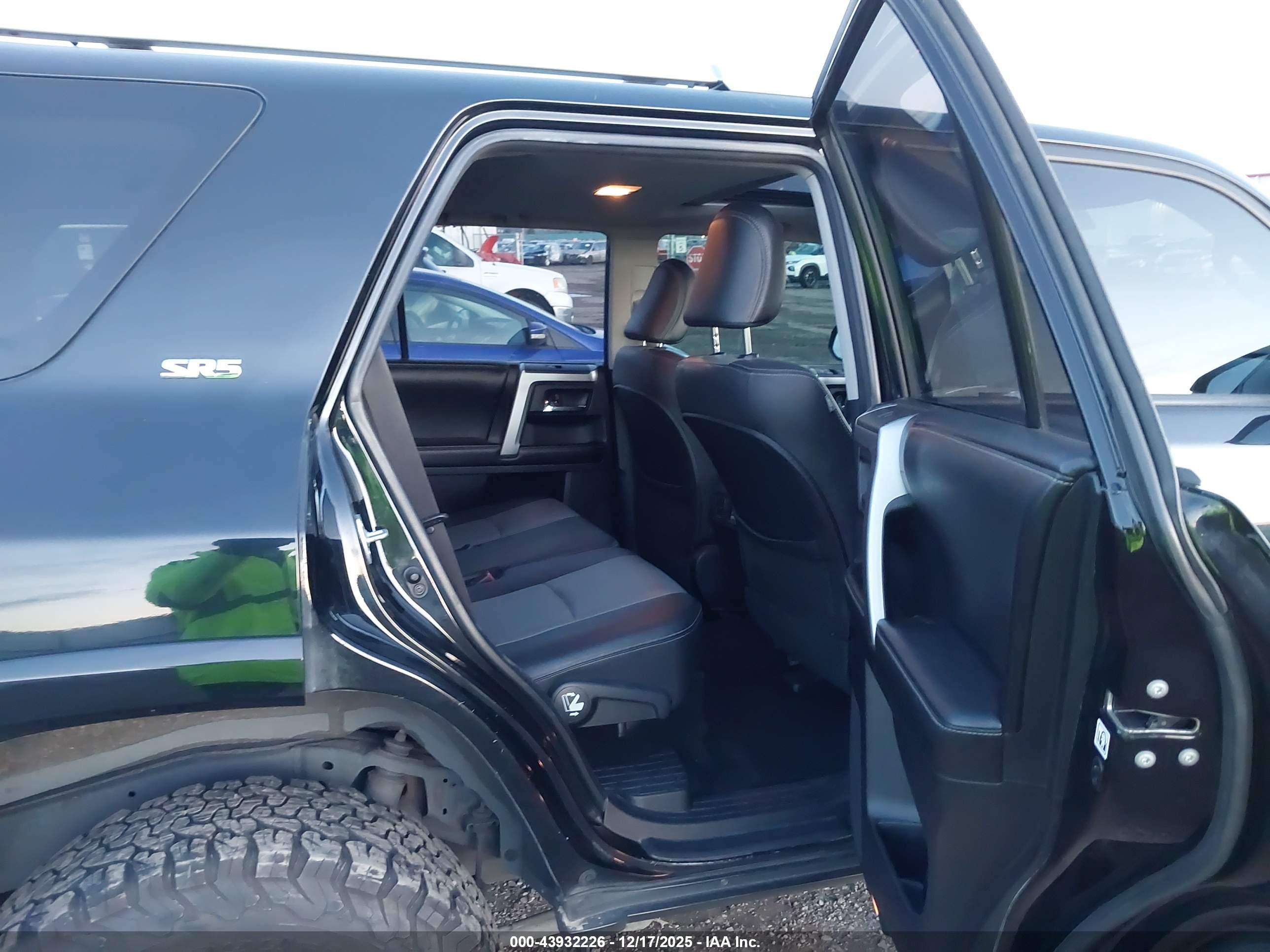 TOYOTA 4RUNNER image 8