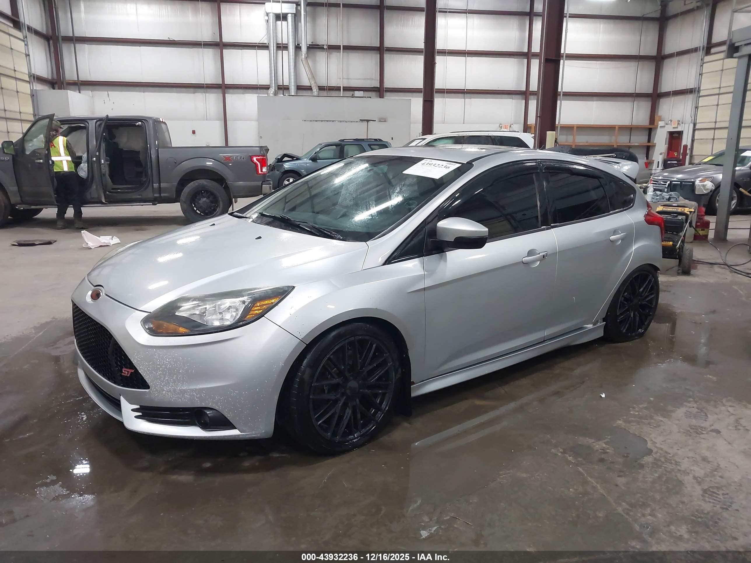 FORD FOCUS image 2