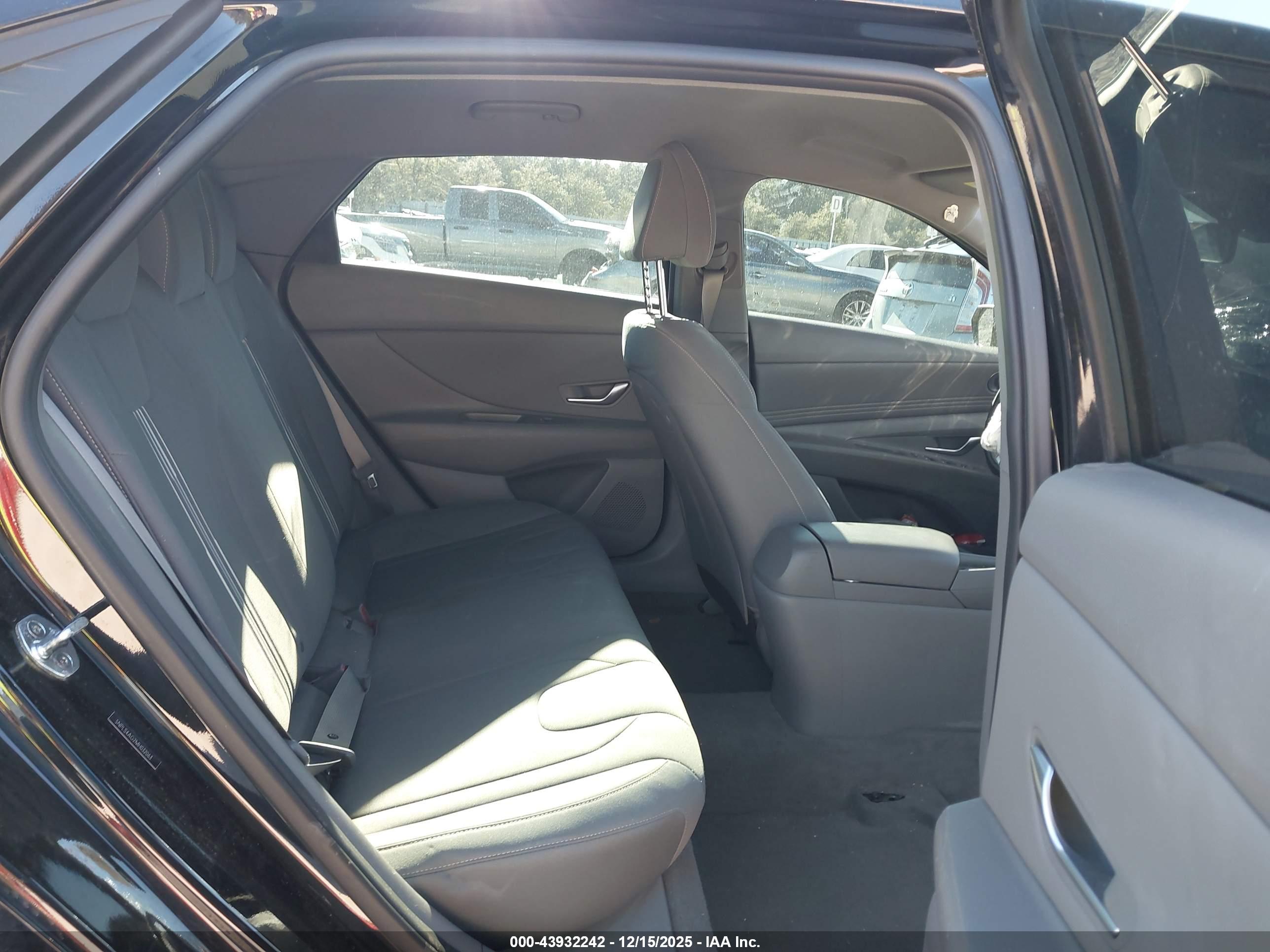 HYUNDAI ELANTRA image 8