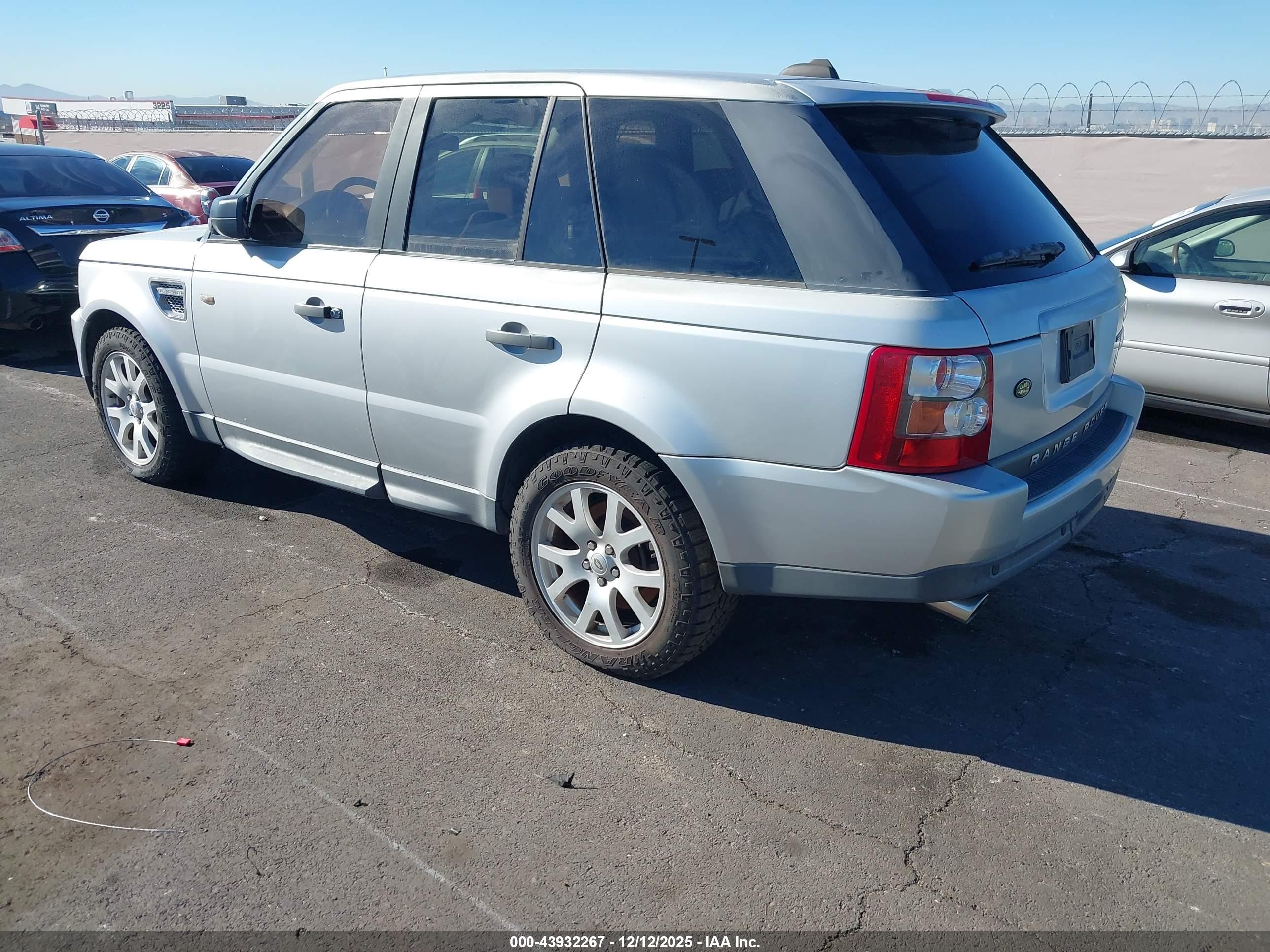 LAND ROVER image 3