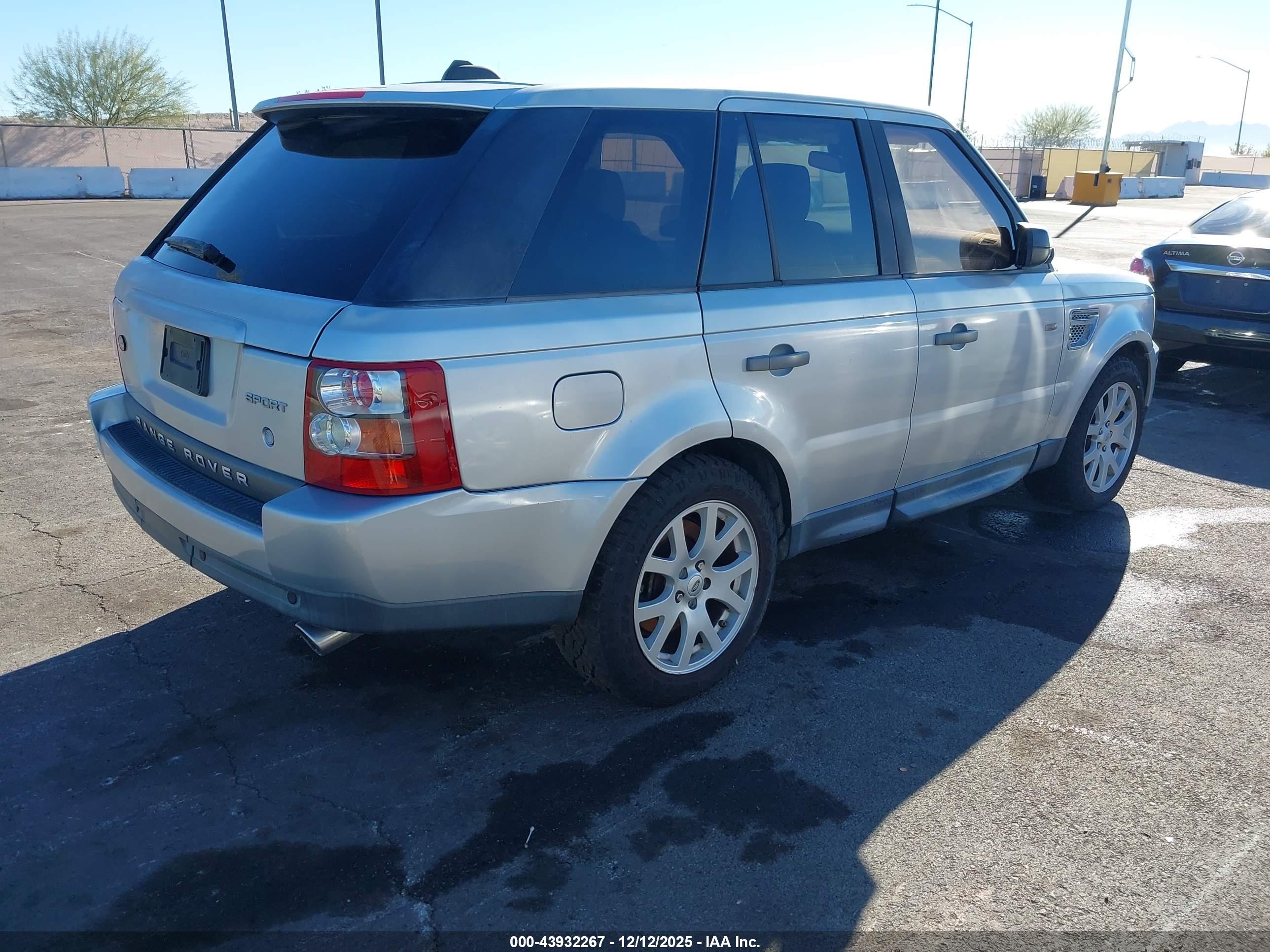 LAND ROVER image 4