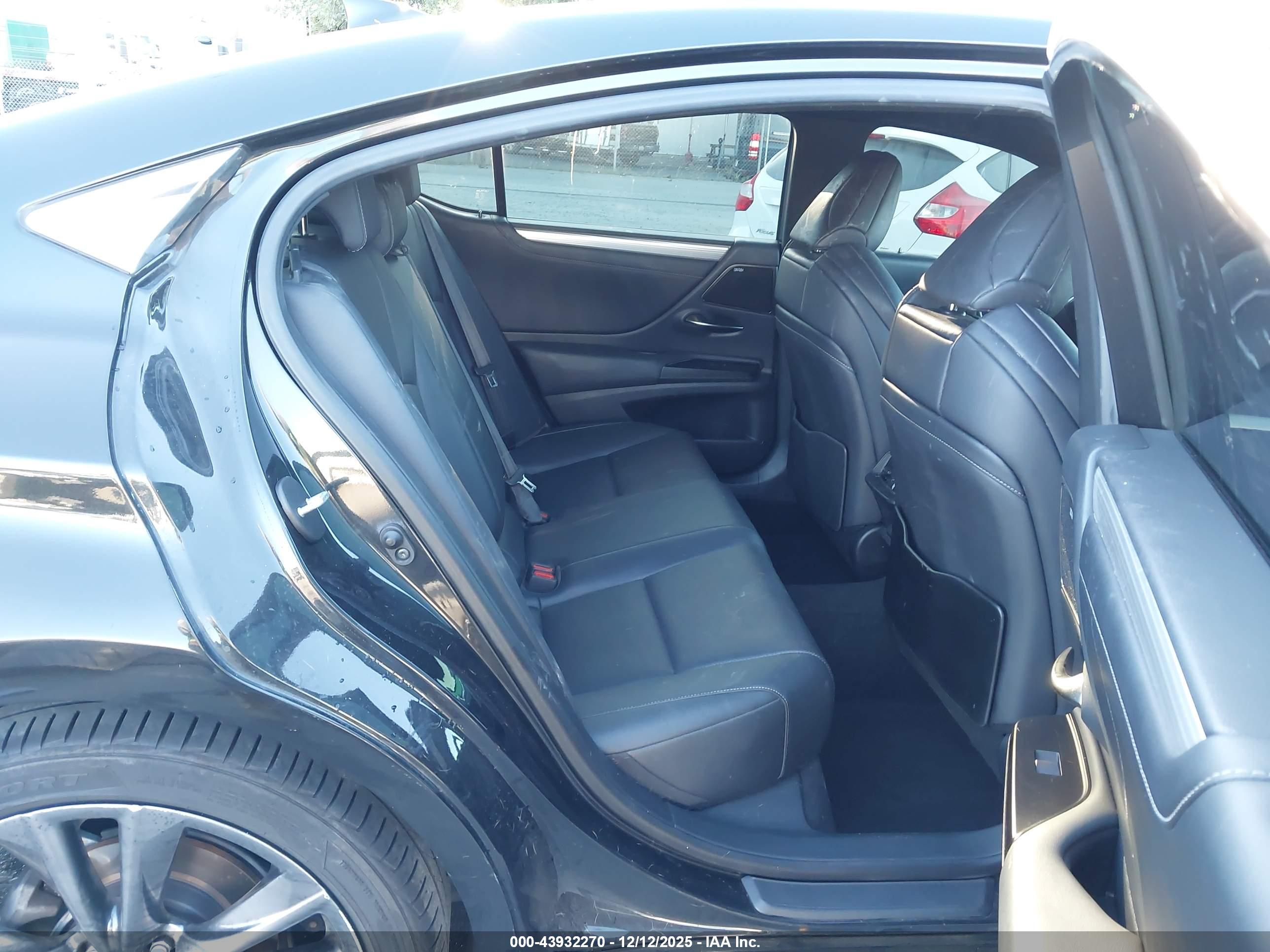 LEXUS ES image 8