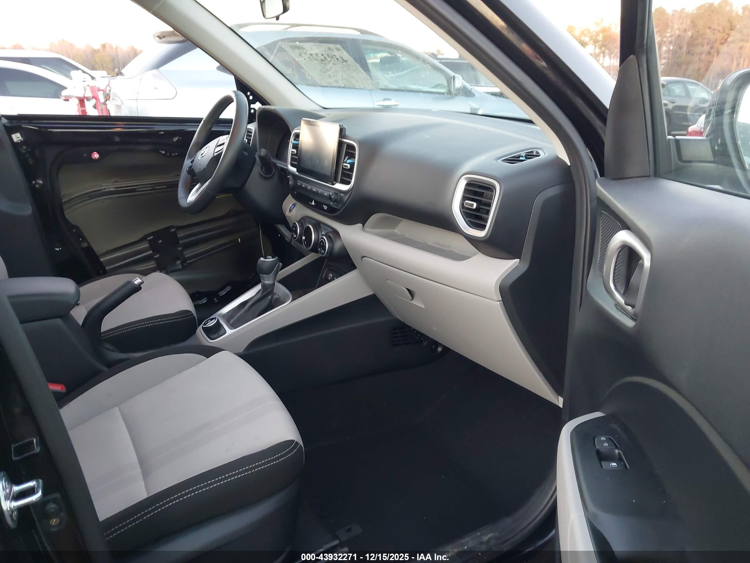 HYUNDAI VENUE image 5