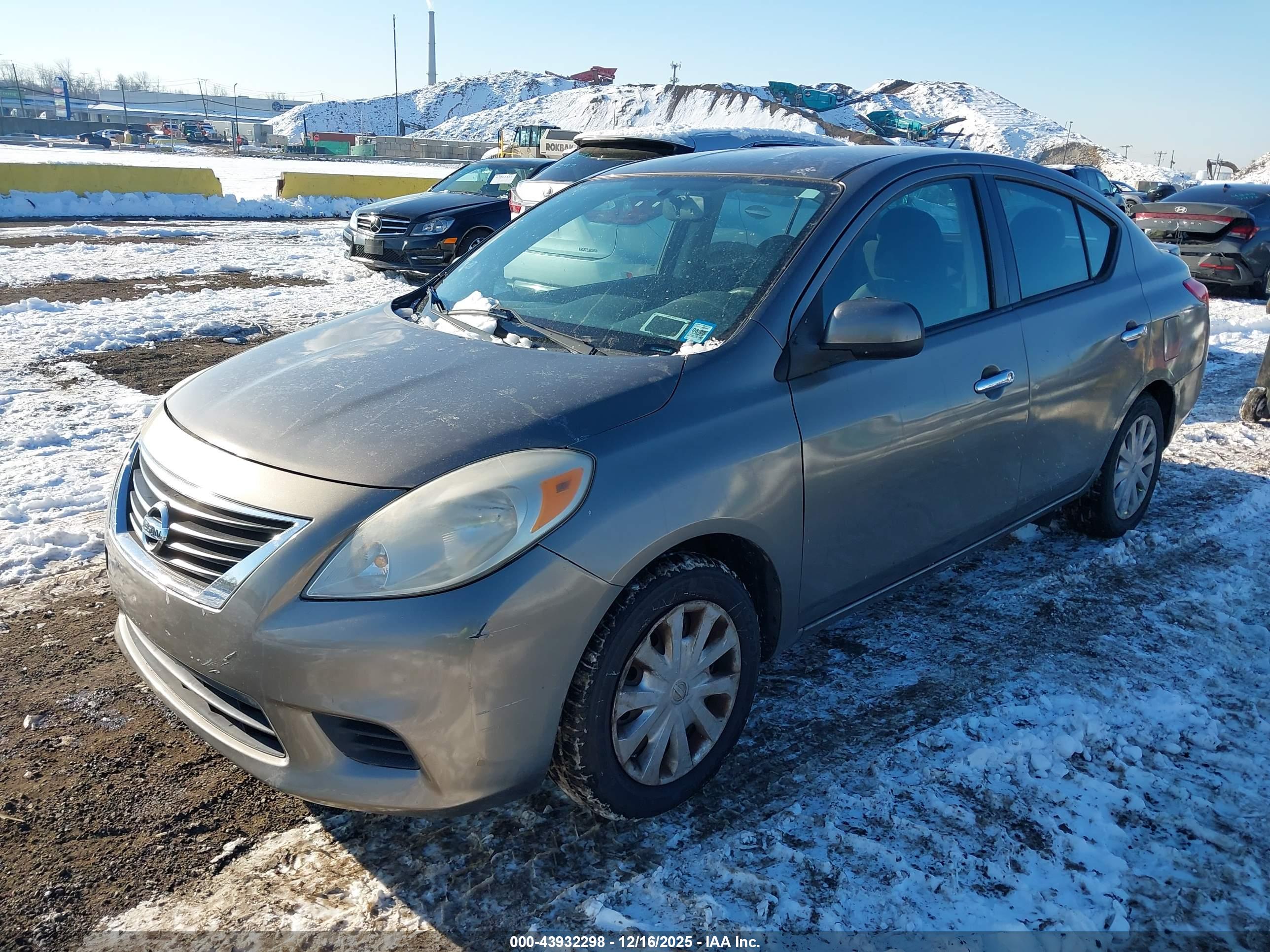 NISSAN VERSA image 2