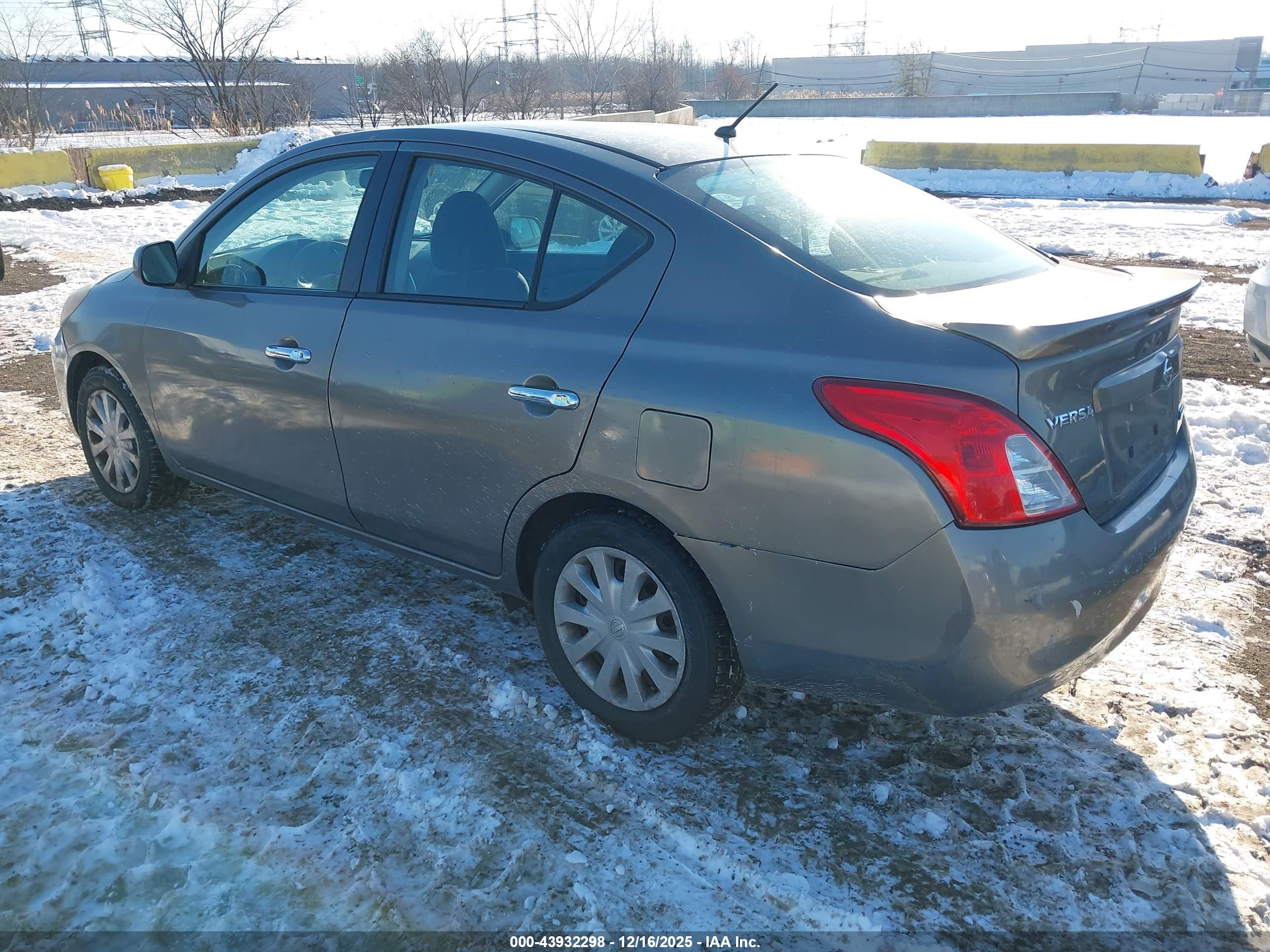 NISSAN VERSA image 3