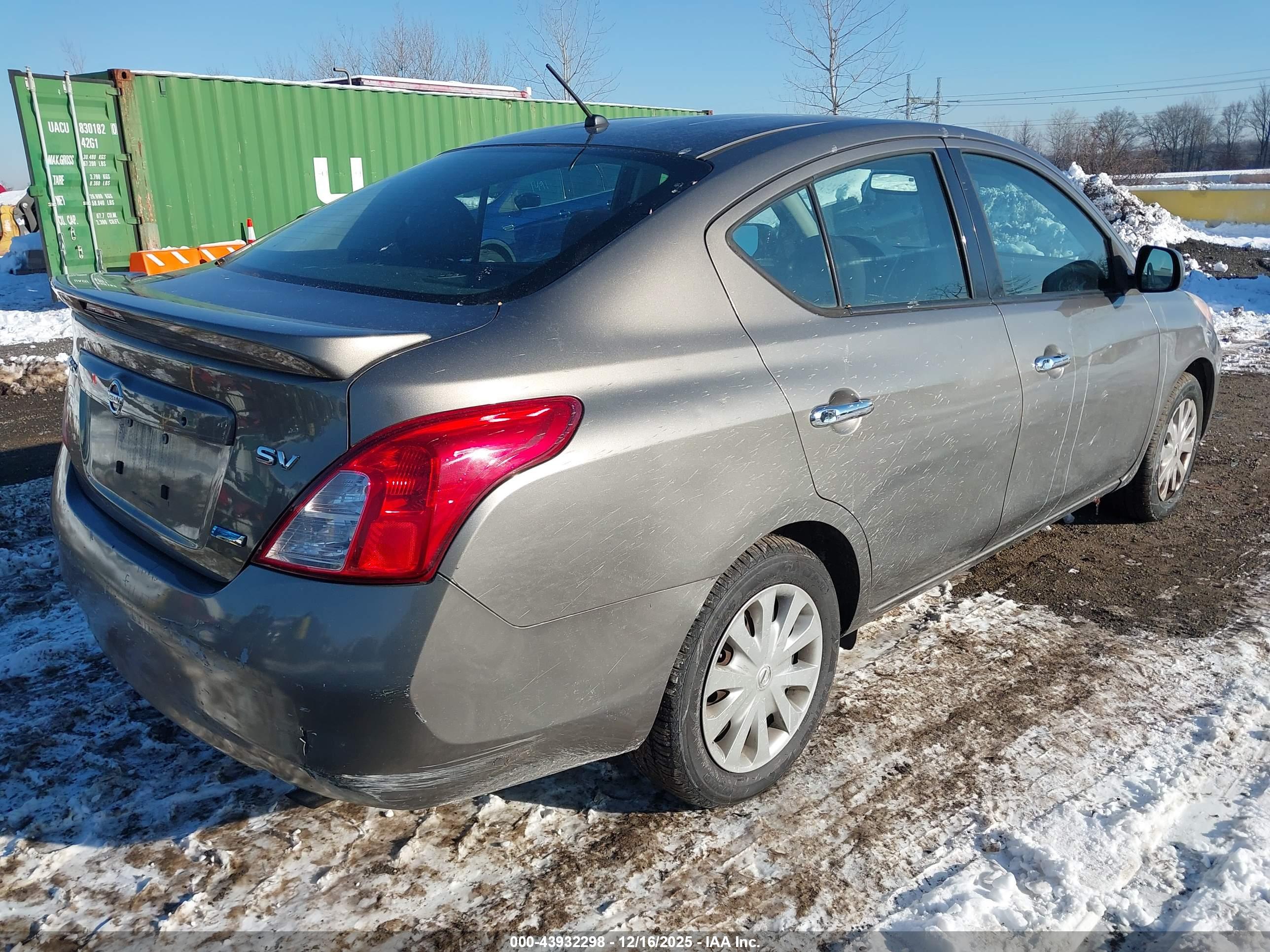 NISSAN VERSA image 4