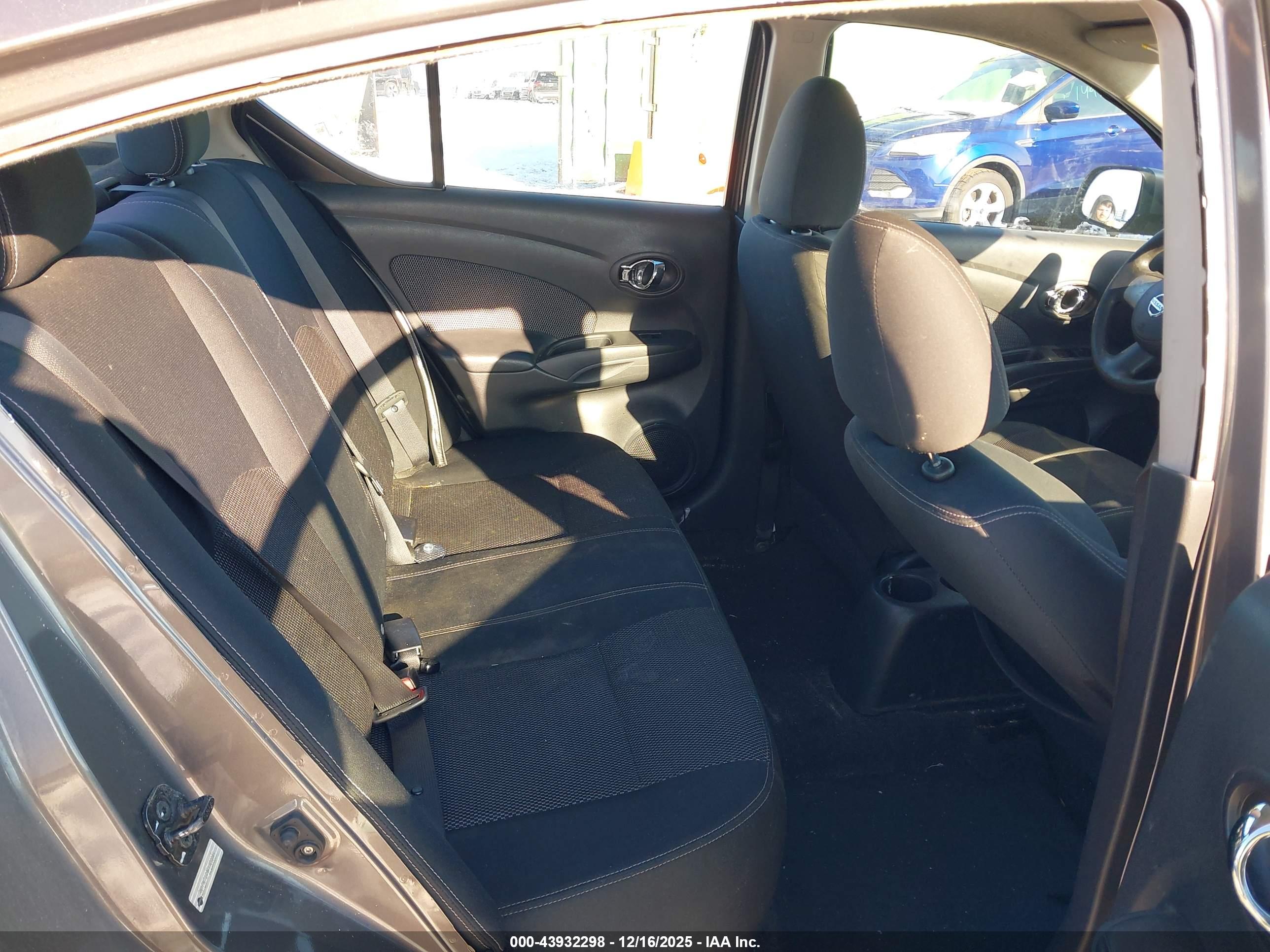 NISSAN VERSA image 8