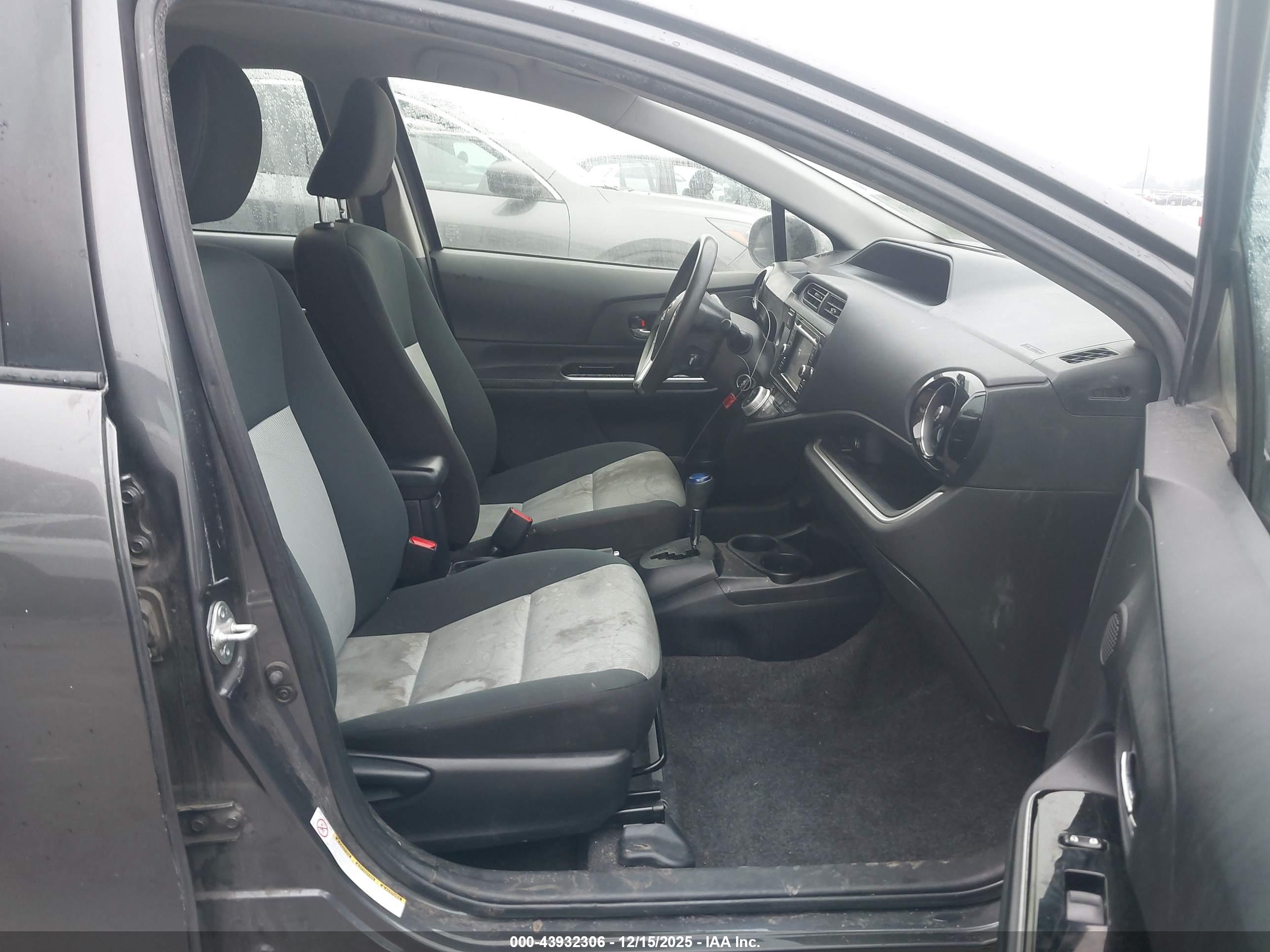 TOYOTA PRIUS image 5