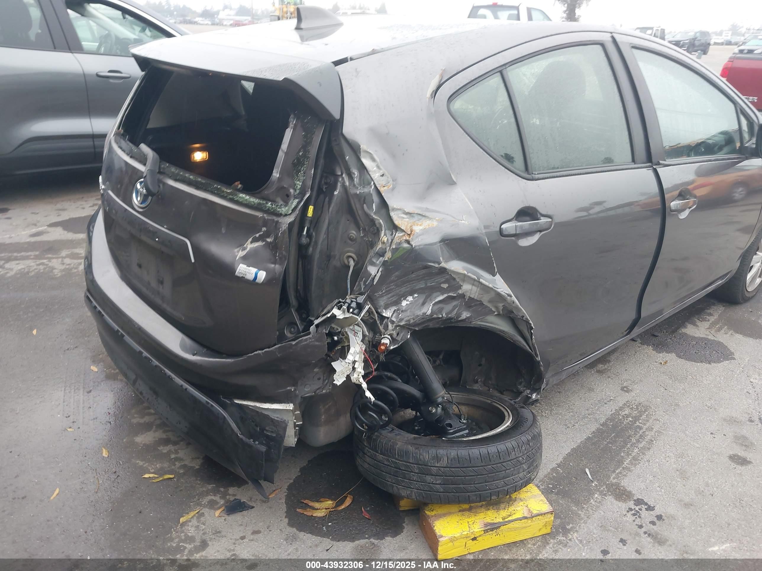 TOYOTA PRIUS image 6
