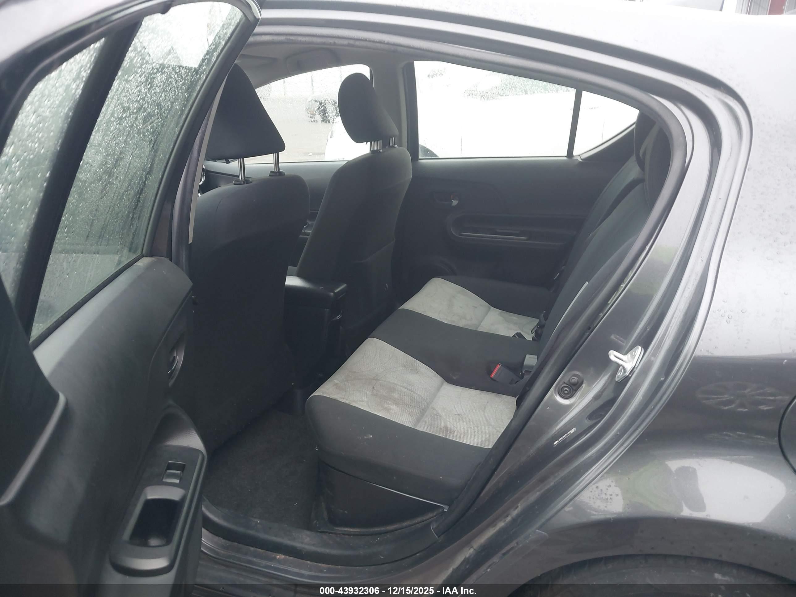 TOYOTA PRIUS image 8