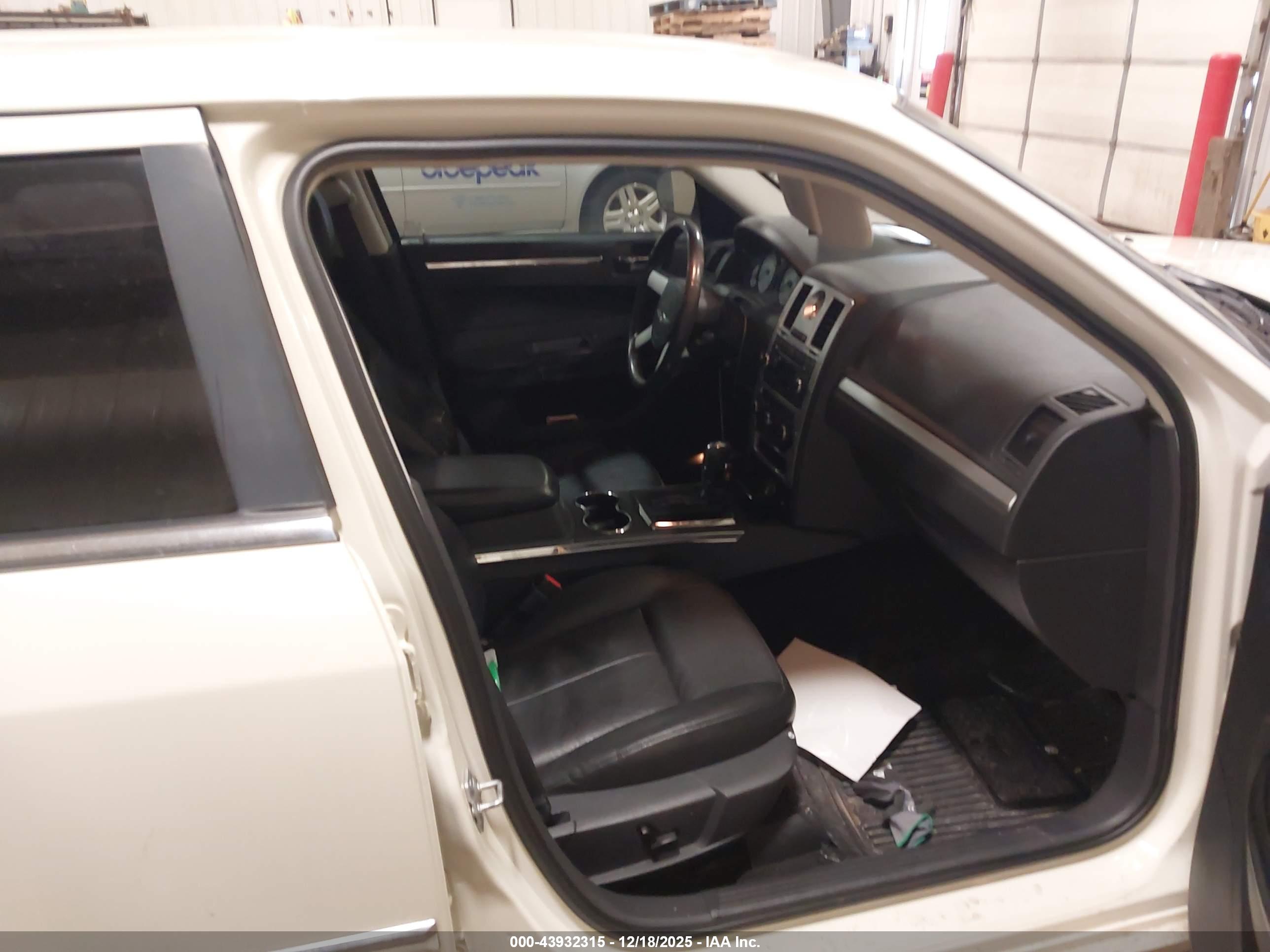 CHRYSLER 300 image 5