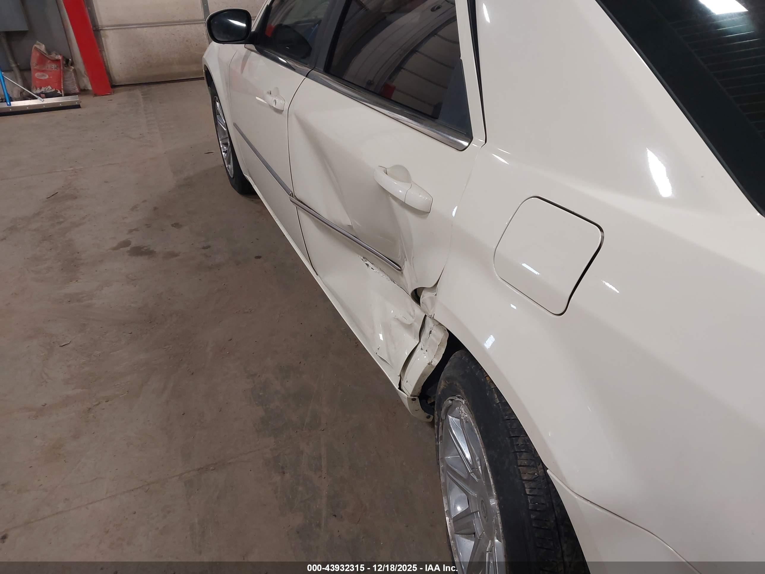 CHRYSLER 300 image 6