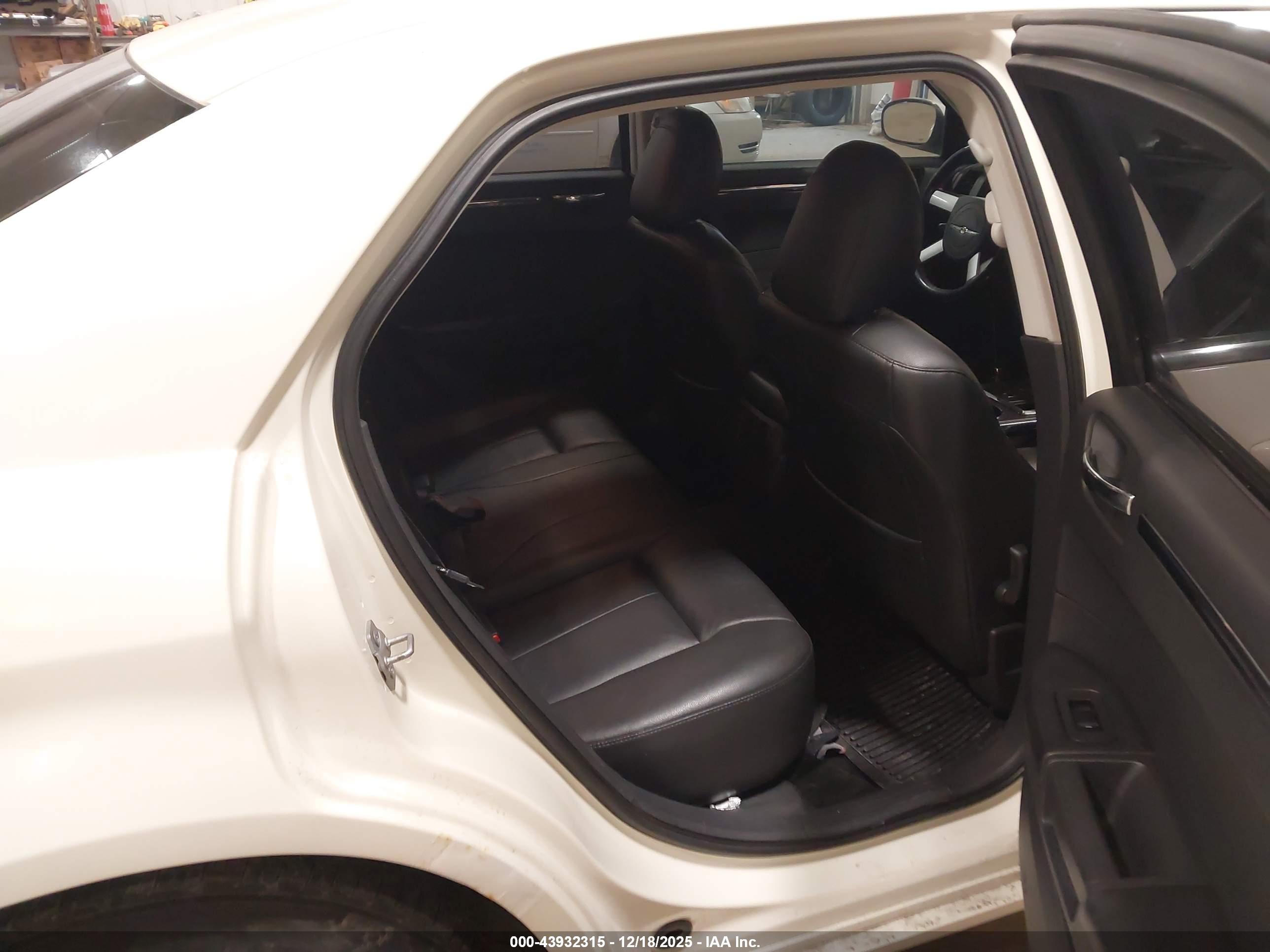 CHRYSLER 300 image 8