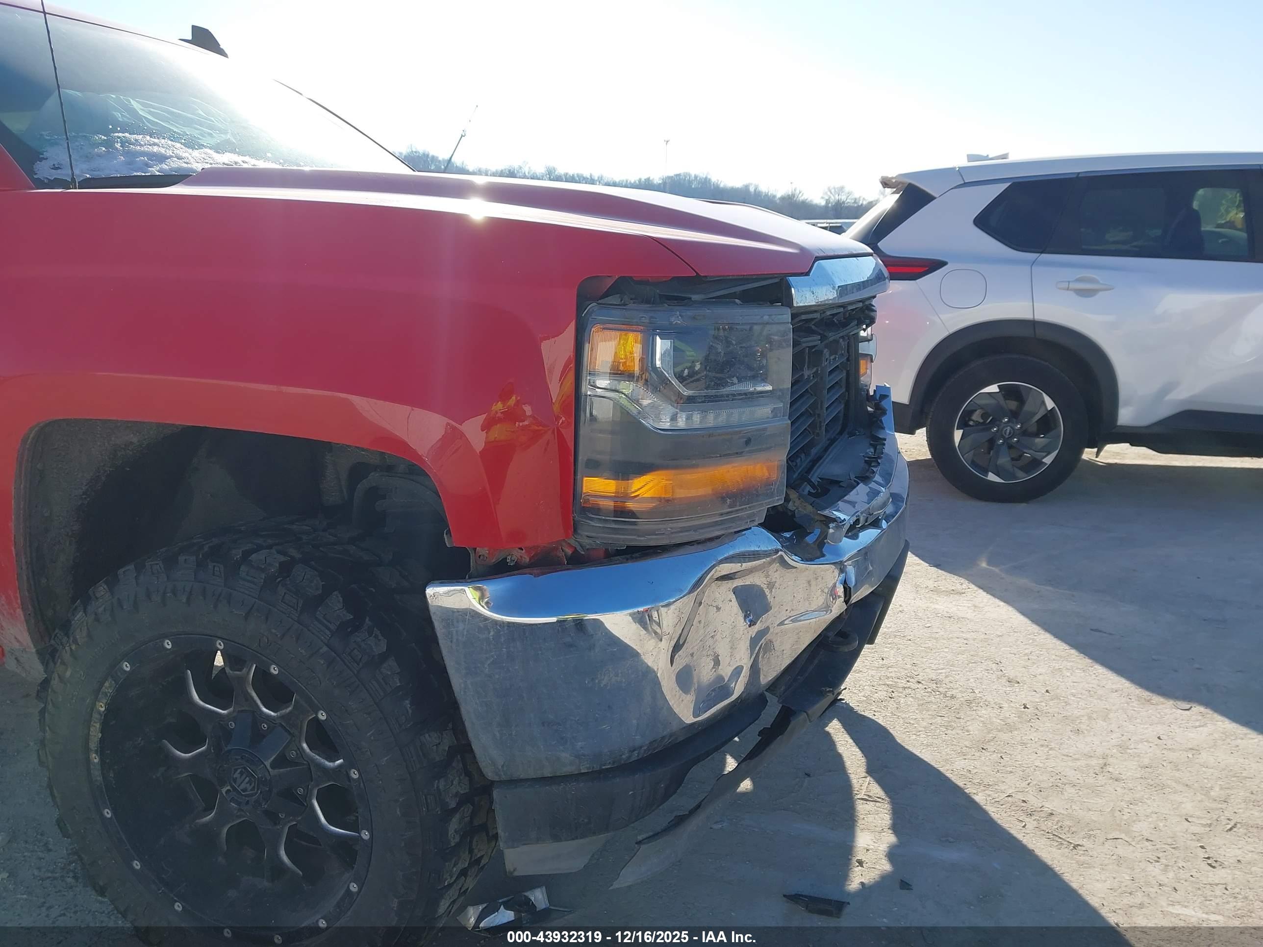CHEVROLET SILVERADO image 6