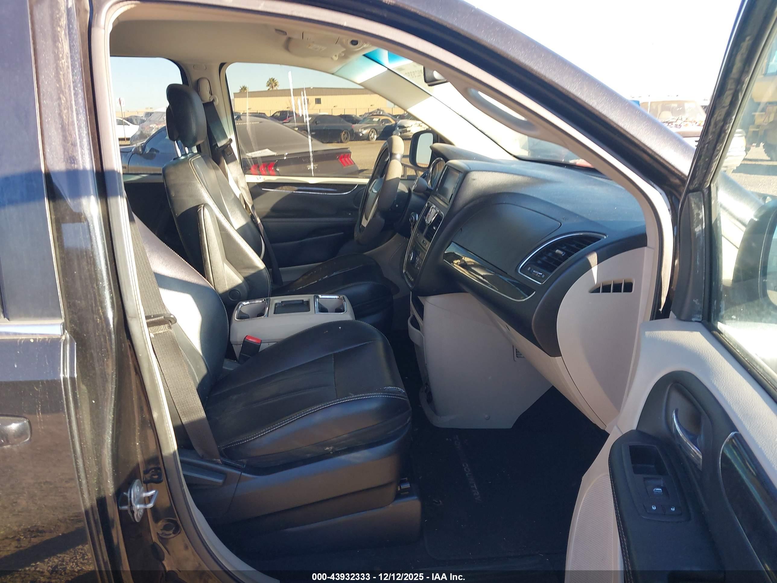 CHRYSLER TOWN image 5
