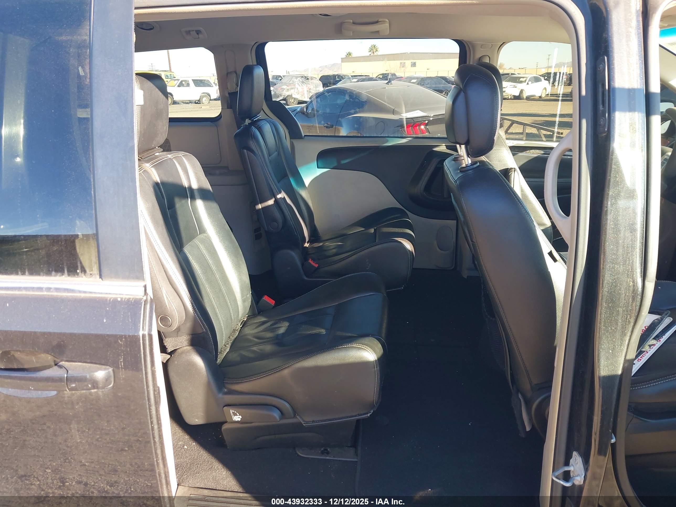 CHRYSLER TOWN image 8